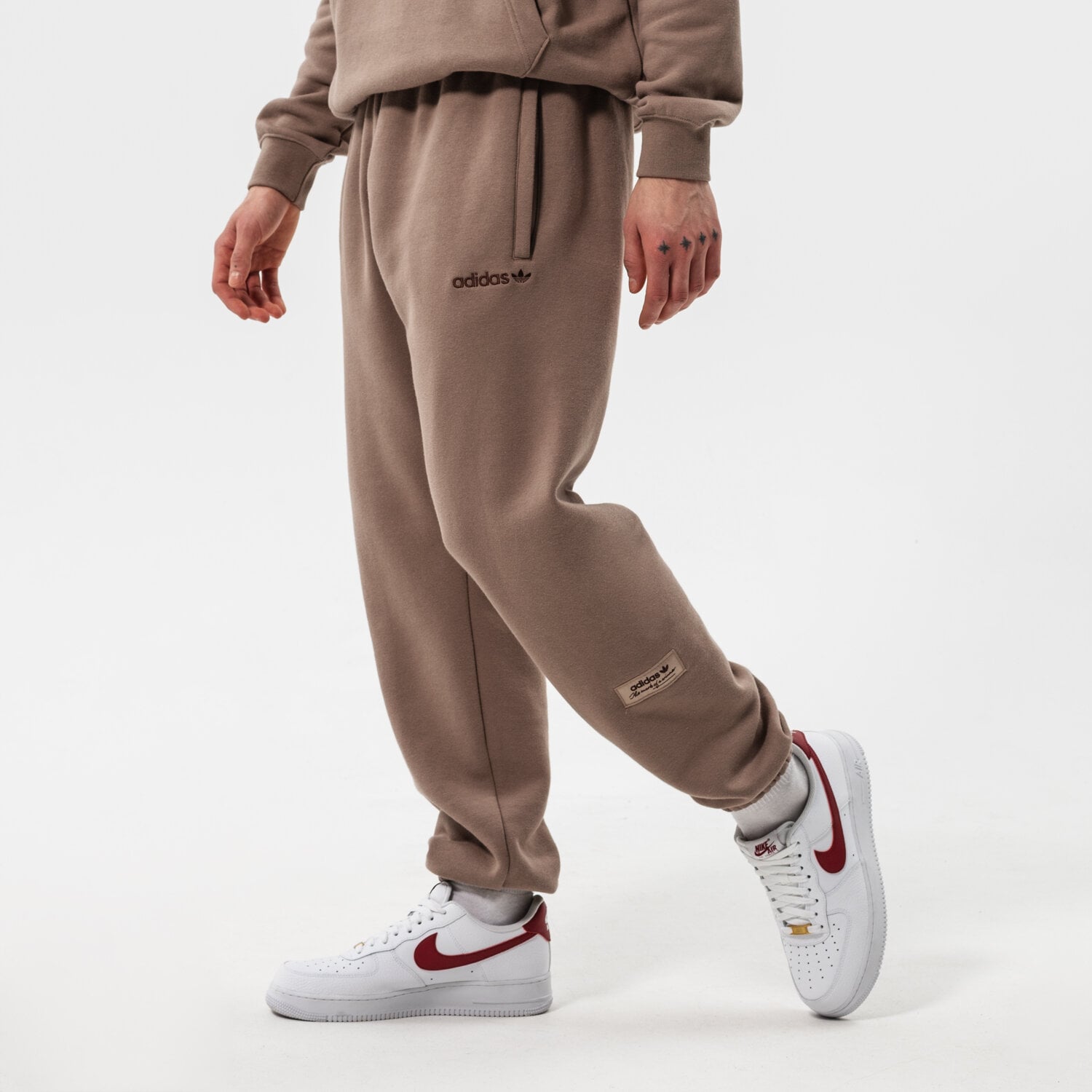 Spodnie sportowe męskie ADIDAS SPODNIE TREFOIL LINEAR LABEL SWEATPANT HM2669 BRĄZOWY