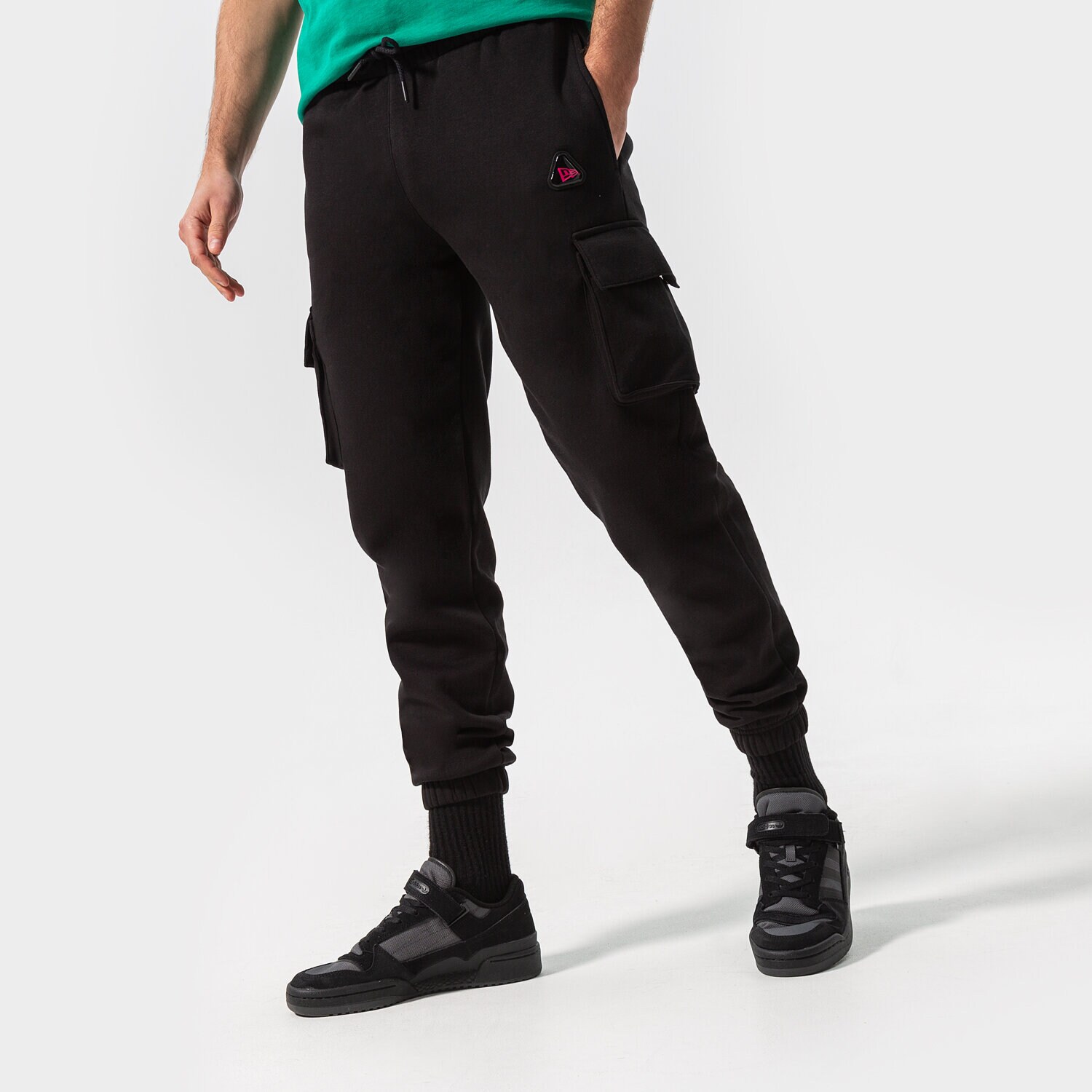 Spodnie sportowe męskie NEW ERA SPODNIE NEW ERA UTILITY CARGO JOGGER 12893040 CZARNY