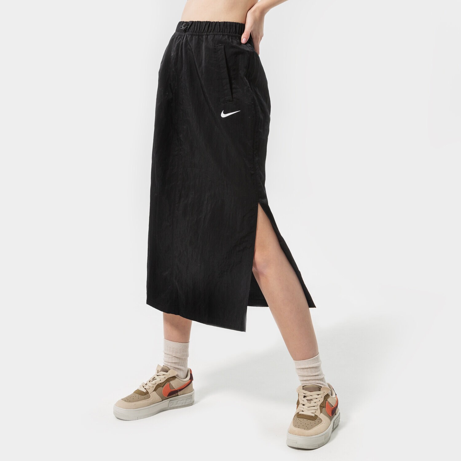 Modna sukienka sportowa NIKE SPÓDNICZKA W NSW ESSNTL WVN HR SKIRT FL DM6249-010 CZARNY
