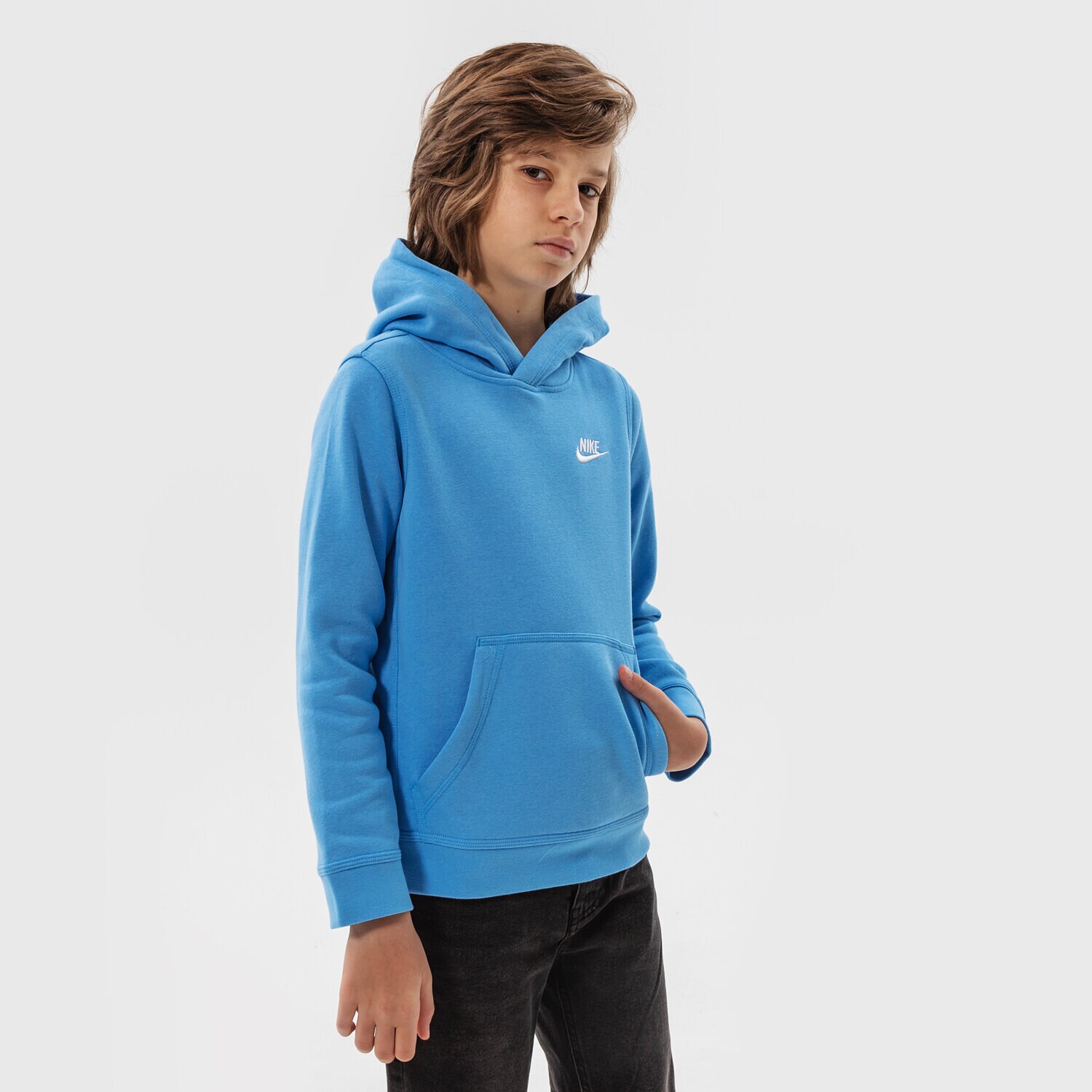 Sportowa bluza dziecięca NIKE SPORTSWEAR CLUB PULLOVER HOODIE JUNIOR BOY BV3757-412 NIEBIESKI