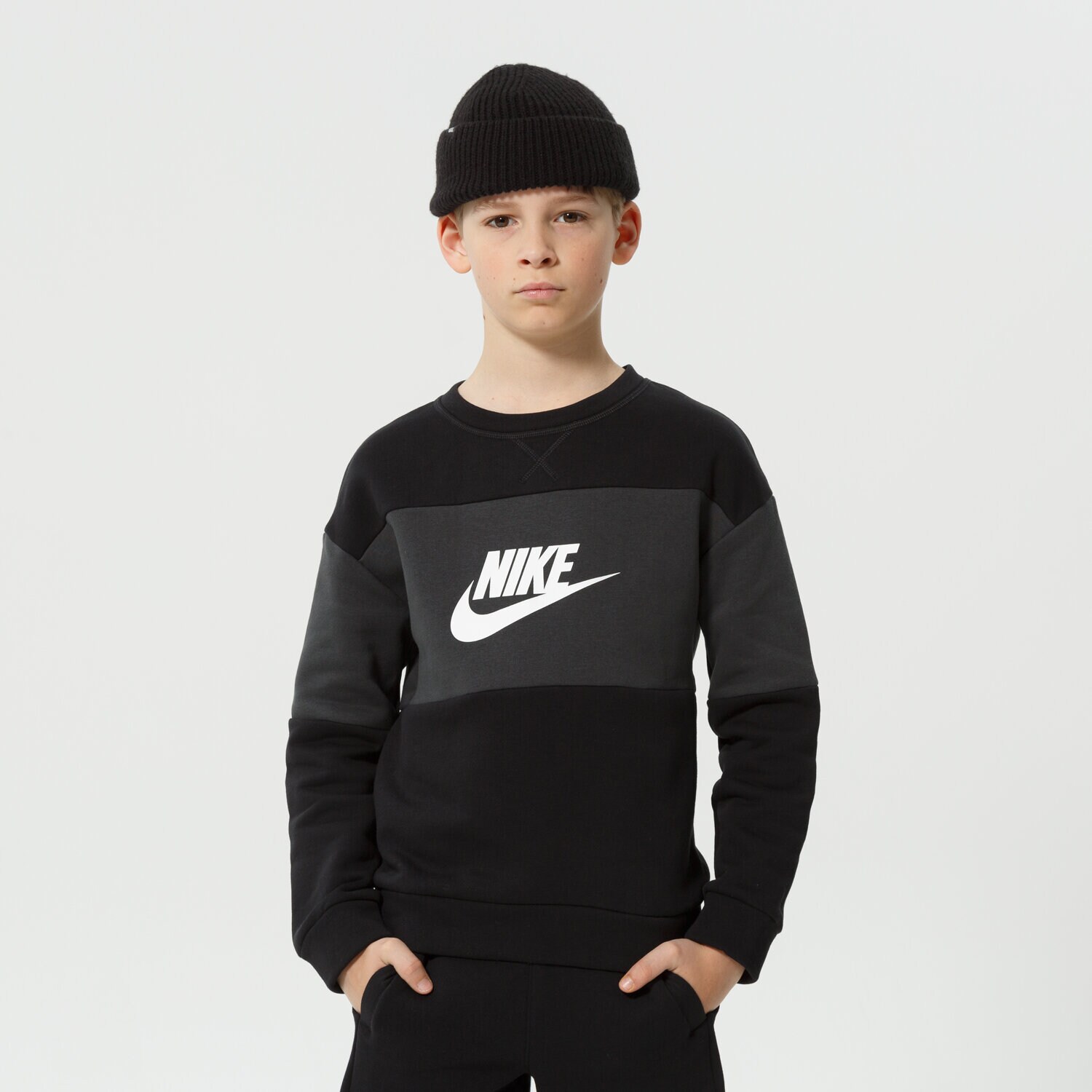 Sportowe spodnie dziecięce NIKE KOMPLET K NSW FT CREW/SHORT TS BOY DO6789-010 CZARNY