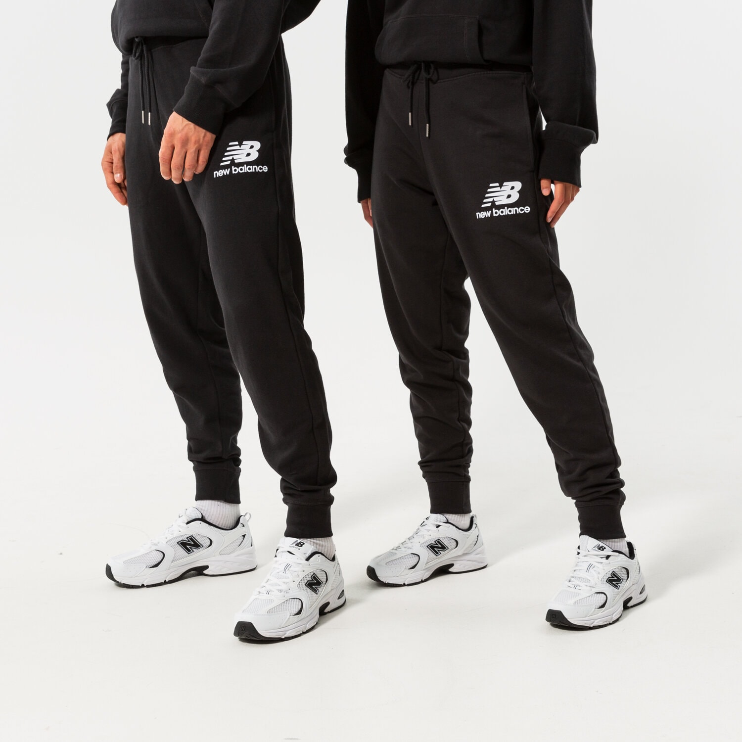Spodnie sportowe męskie NEW BALANCE SPODNIE NB ESSENTIALS STACKED LOGO SWEATPANT MP03558BK CZARNY