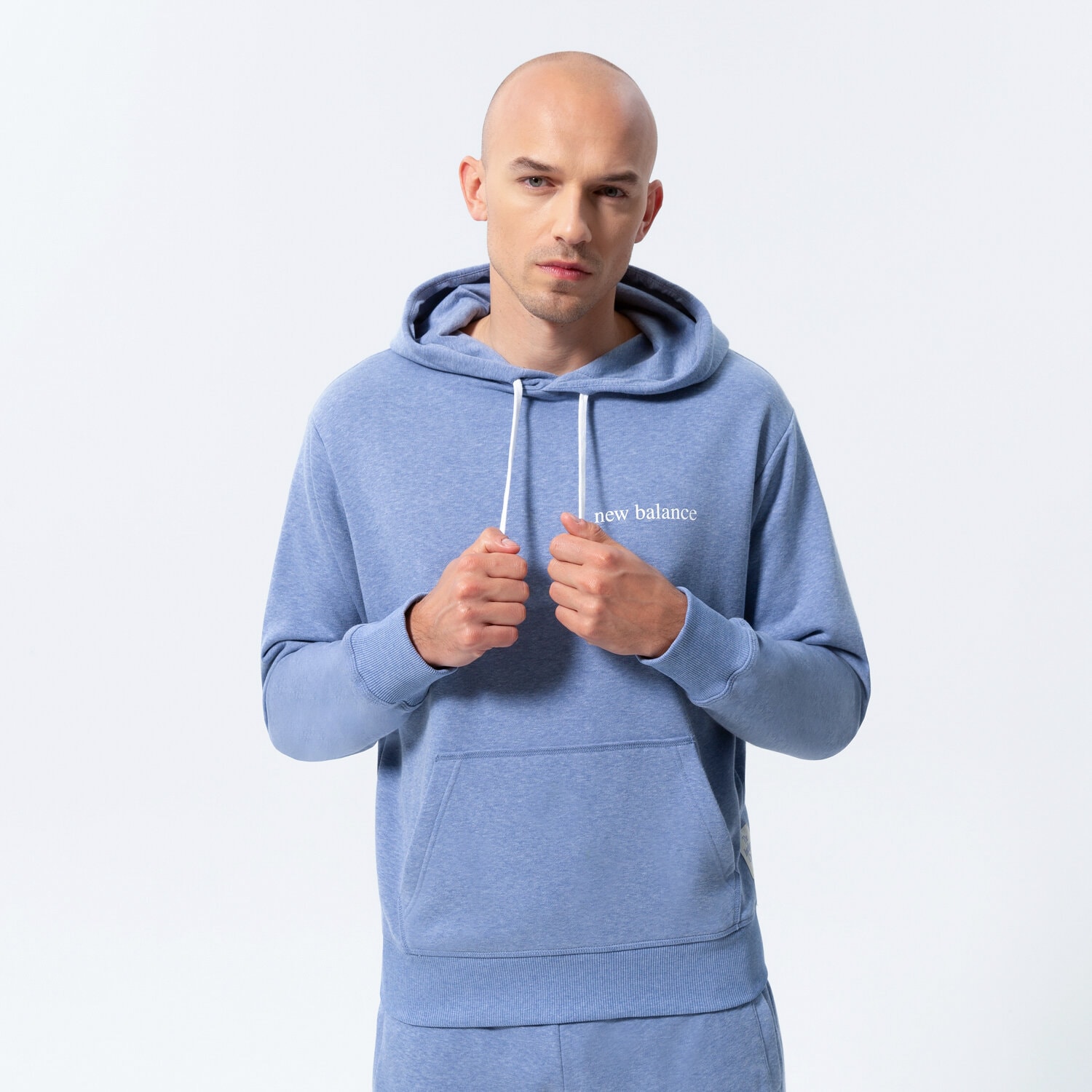 Bluza męska NEW BALANCE BLUZA Z KAPTUREM NB ESSENTIALS PURE BALANCE SWEA MT21565NHR NIEBIESKI