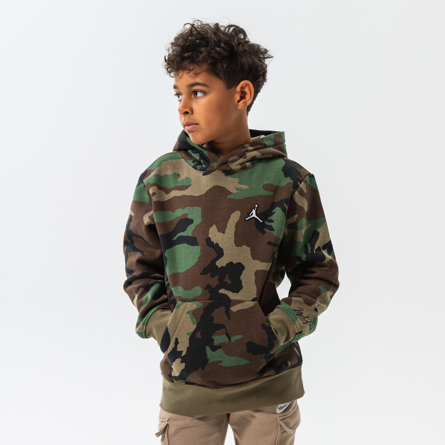 Sportowa bluza dziecięca JORDAN BLUZA Z KAPTUREM ESSENTIALS CAMO PO BOY 95A717-E4F KHAKI