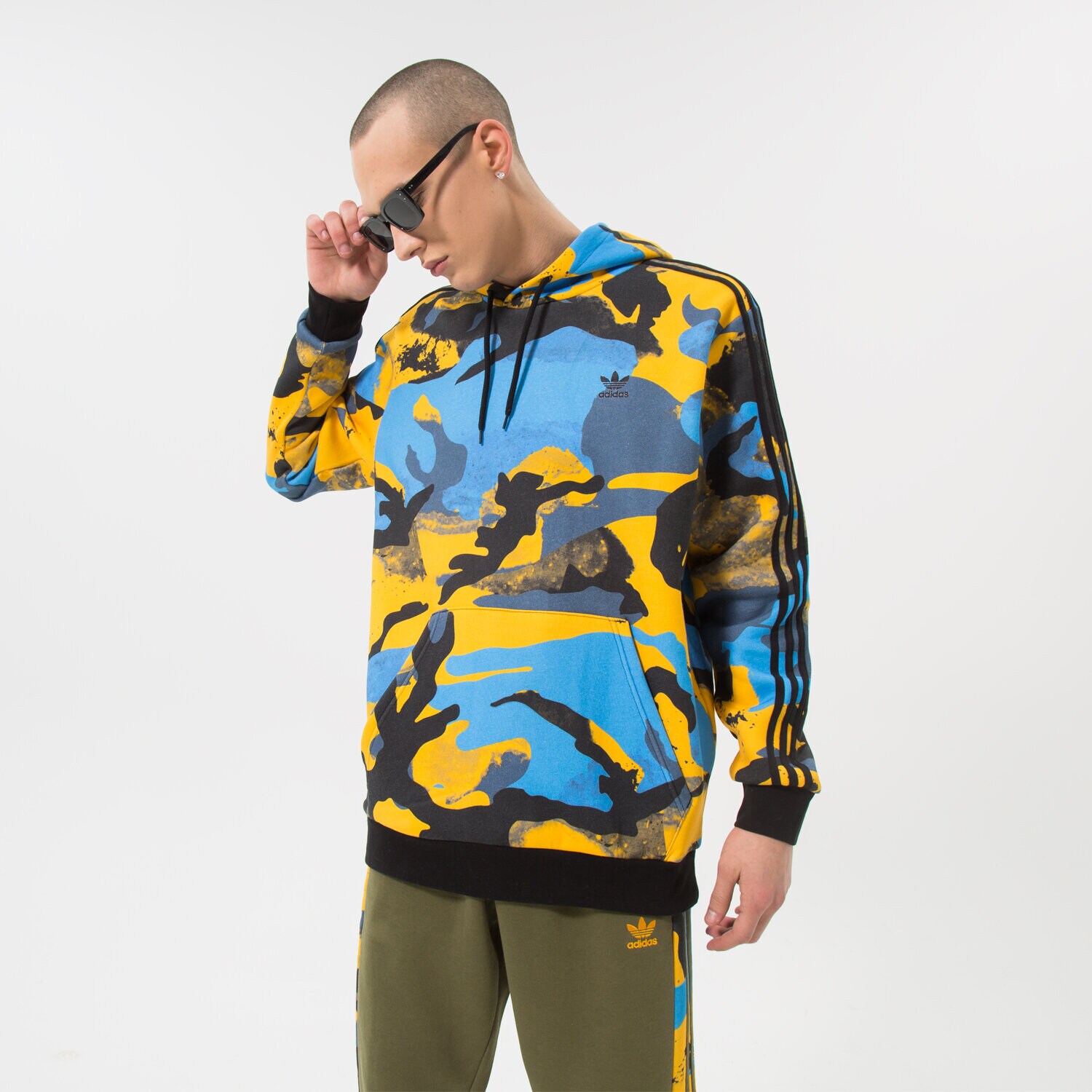Bluza męska ADIDAS BLUZA Z KAPTUREM CAMO AOP HOODIE HK2804 MULTICOLOR