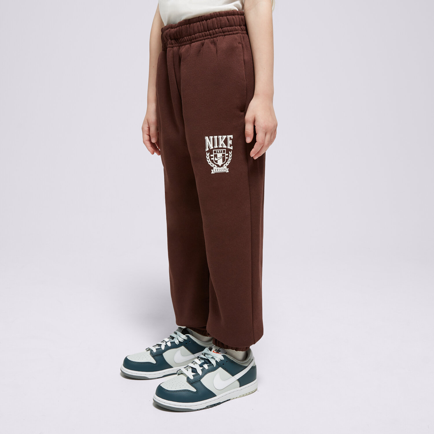Sportowe spodnie dziecięce NIKE SPODNIE G NSW TREND FLC CF PANT GIRL FZ4720-227 BRĄZOWY