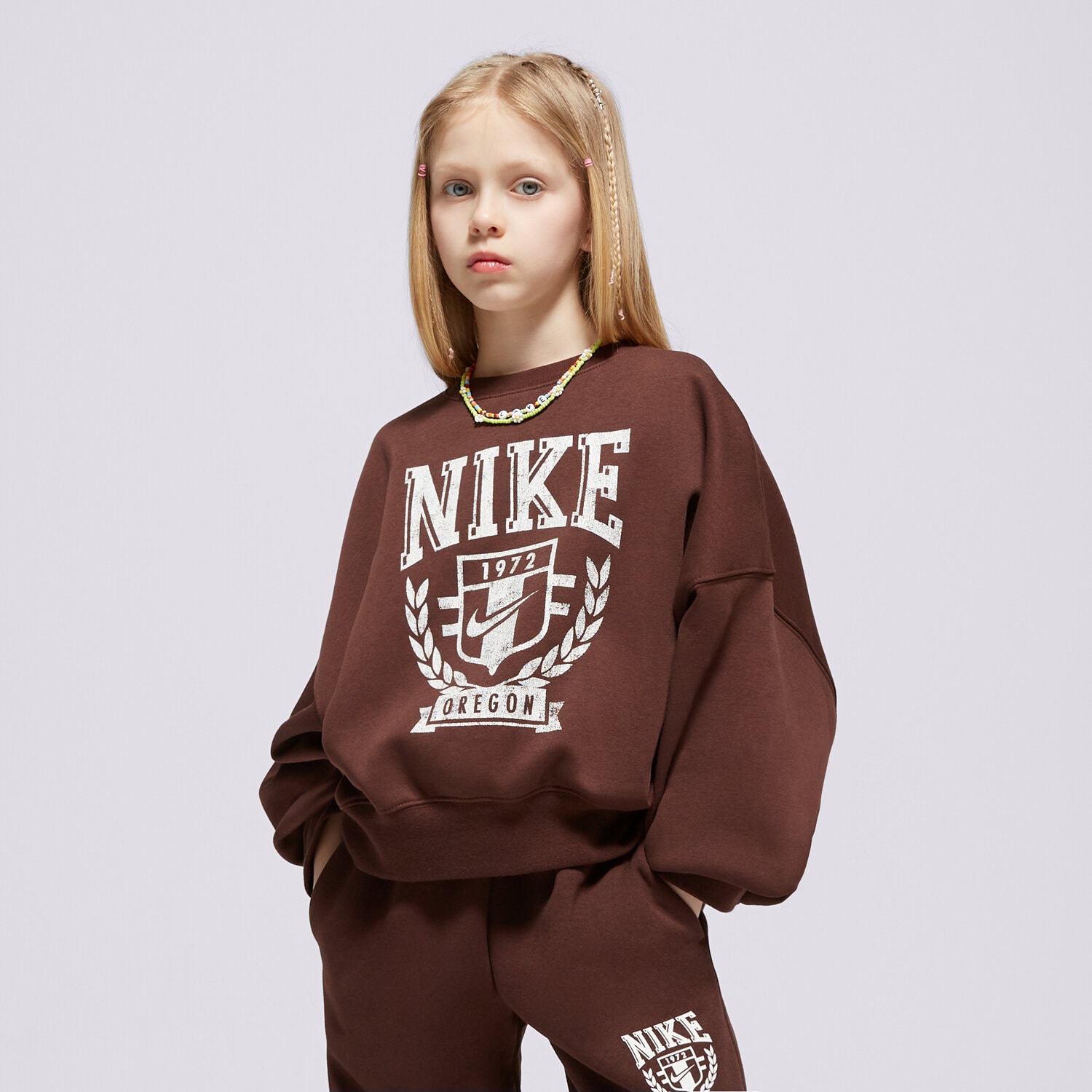 Sportowa bluza dziecięca NIKE BLUZA G NSW TREND FLC CREW PRNT GIRL FZ4722-227 BRĄZOWY
