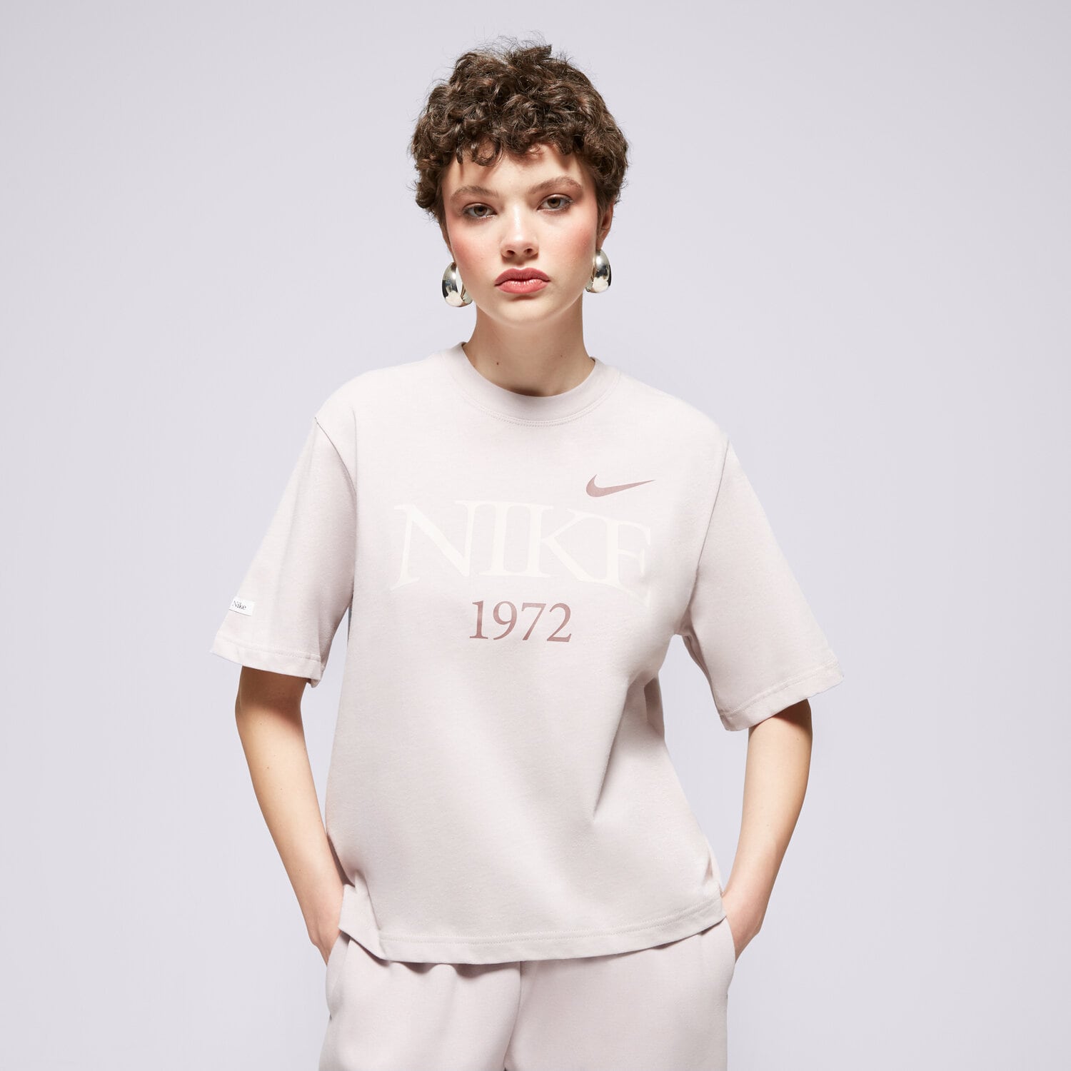 Koszulka, t-shirt damski NIKE T-SHIRT W NSW TEE CLASSICS BOXY FQ6600-019 FIOLETOWY