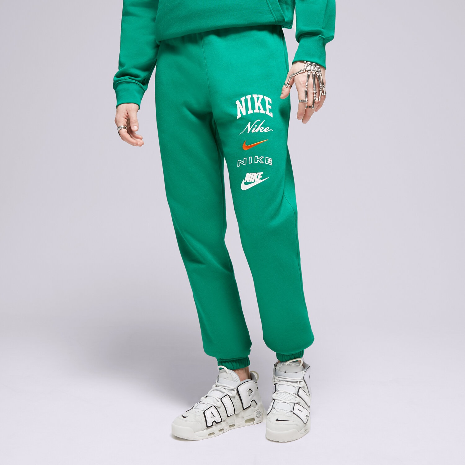 Spodnie sportowe męskie NIKE SPODNIE M NK CLUB BB CF PANT STACK GX FN2643-365 ZIELONY