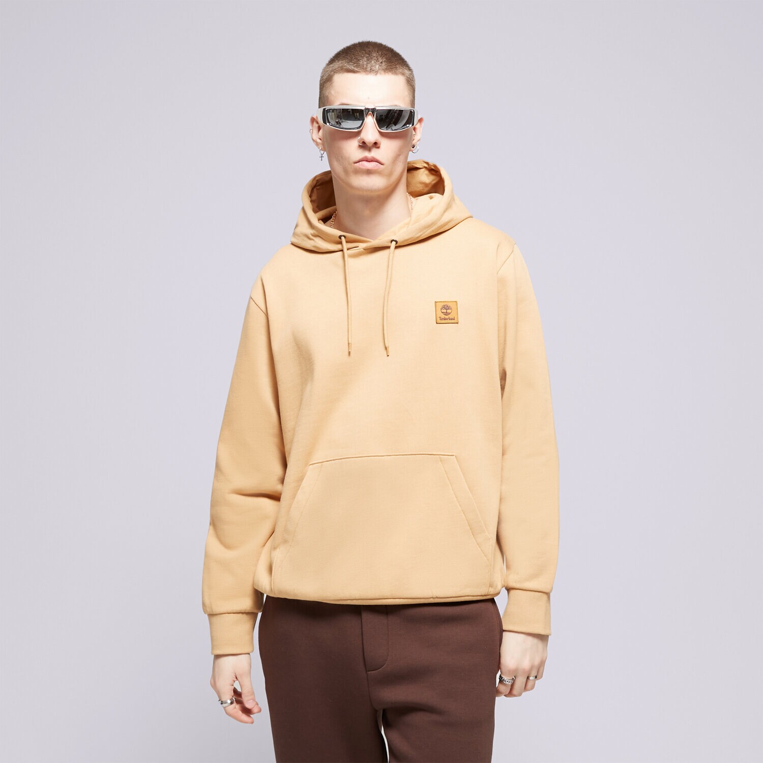 Bluza męska TIMBERLAND BLUZA Z KAPTUREM NEW WOVEN BADGE TB0A5RD2EH31 BRĄZOWY
