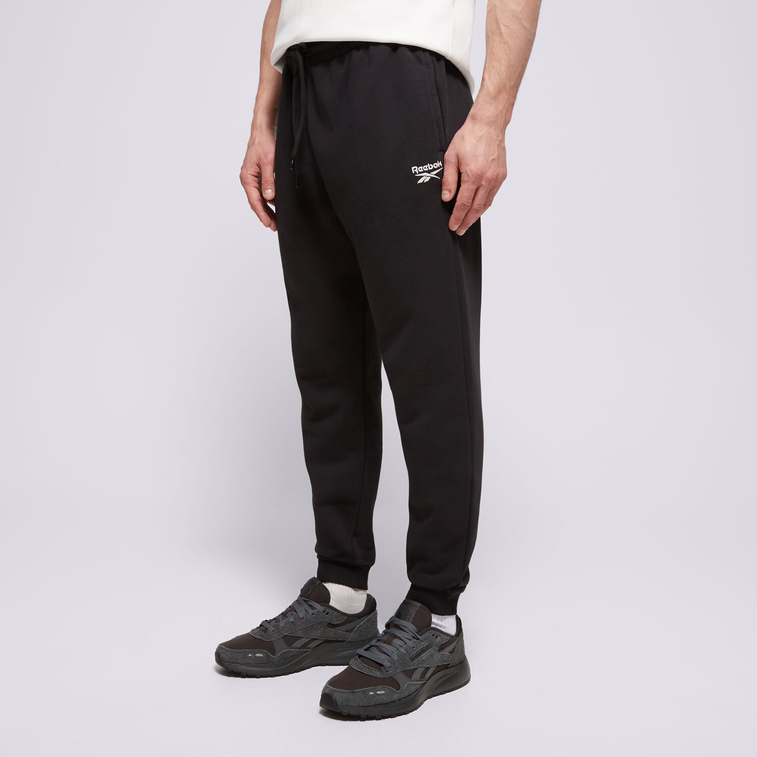 Spodnie sportowe męskie REEBOK SPODNIE RI FT LEFT LEG JOGGER HS7376_100065295 CZARNY