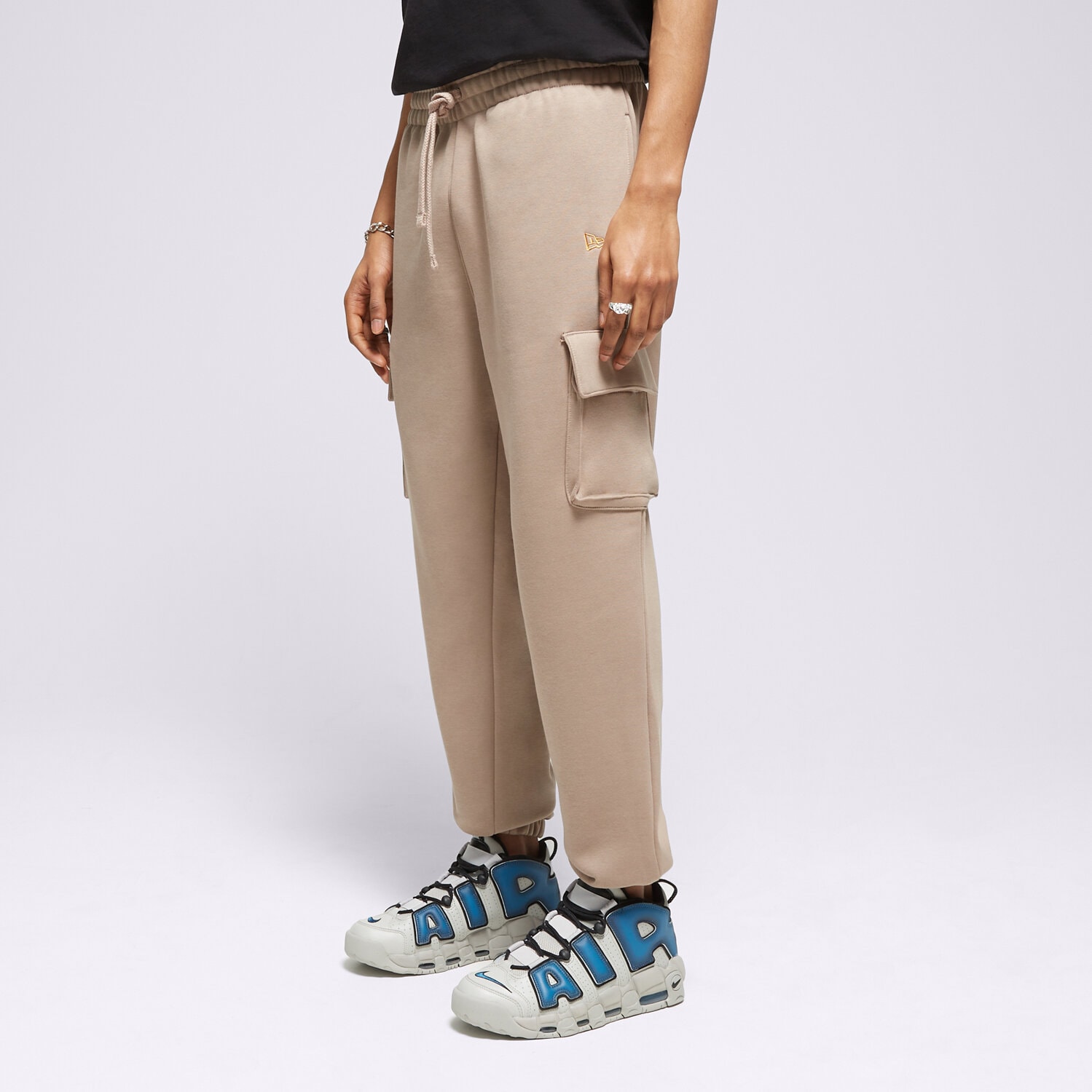 Spodnie sportowe męskie NEW ERA SPODNIE NE SCRIPT CARGO NONE 60435406 BRĄZOWY