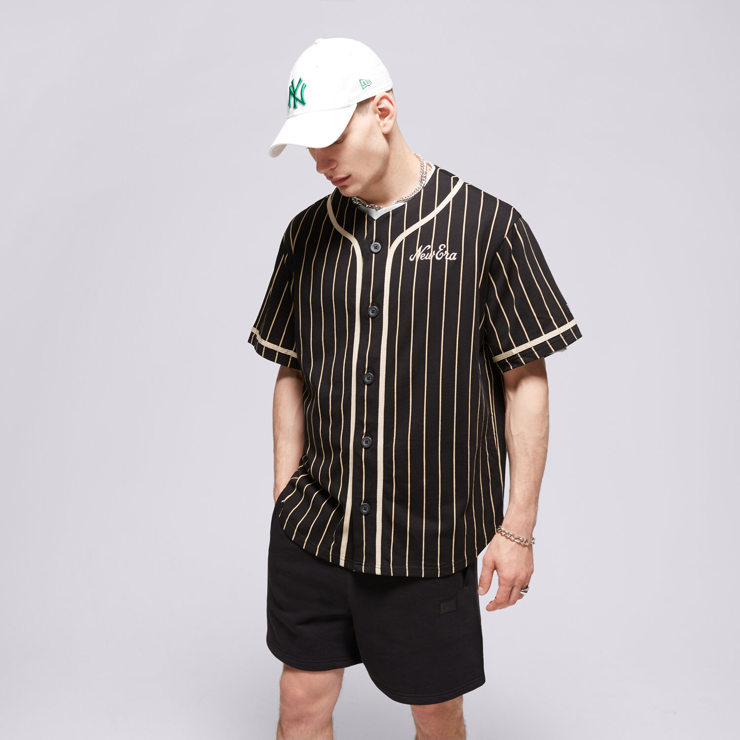 Koszulka, t-shirt sportowy męski NEW ERA T-SHIRT NE PINSTRIPE JERSEY NONE 60435420 CZARNY