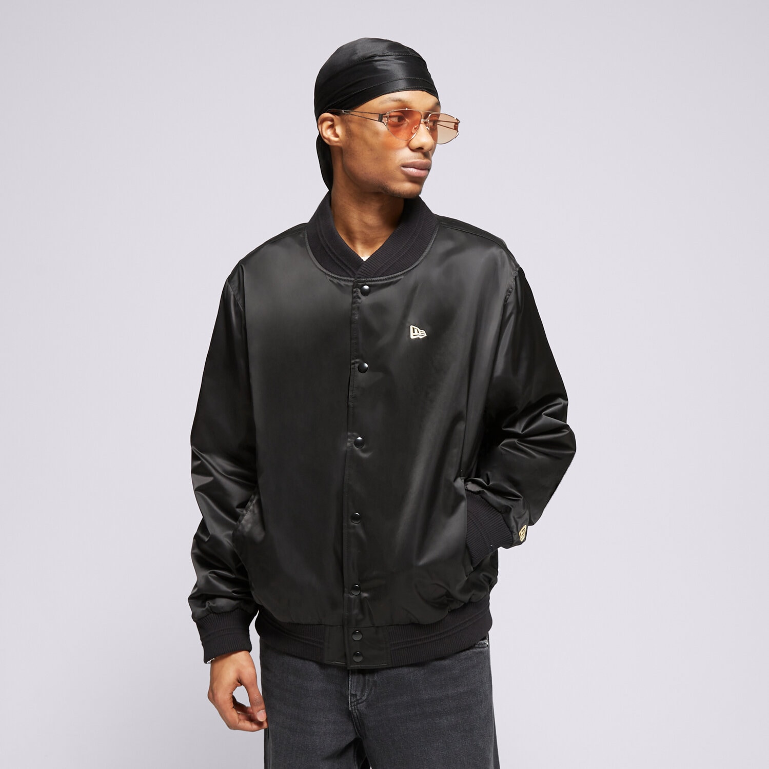 Kurtka zimowa męska NEW ERA KURTKA NE SATIN BOMBER NONE 60435373 CZARNY