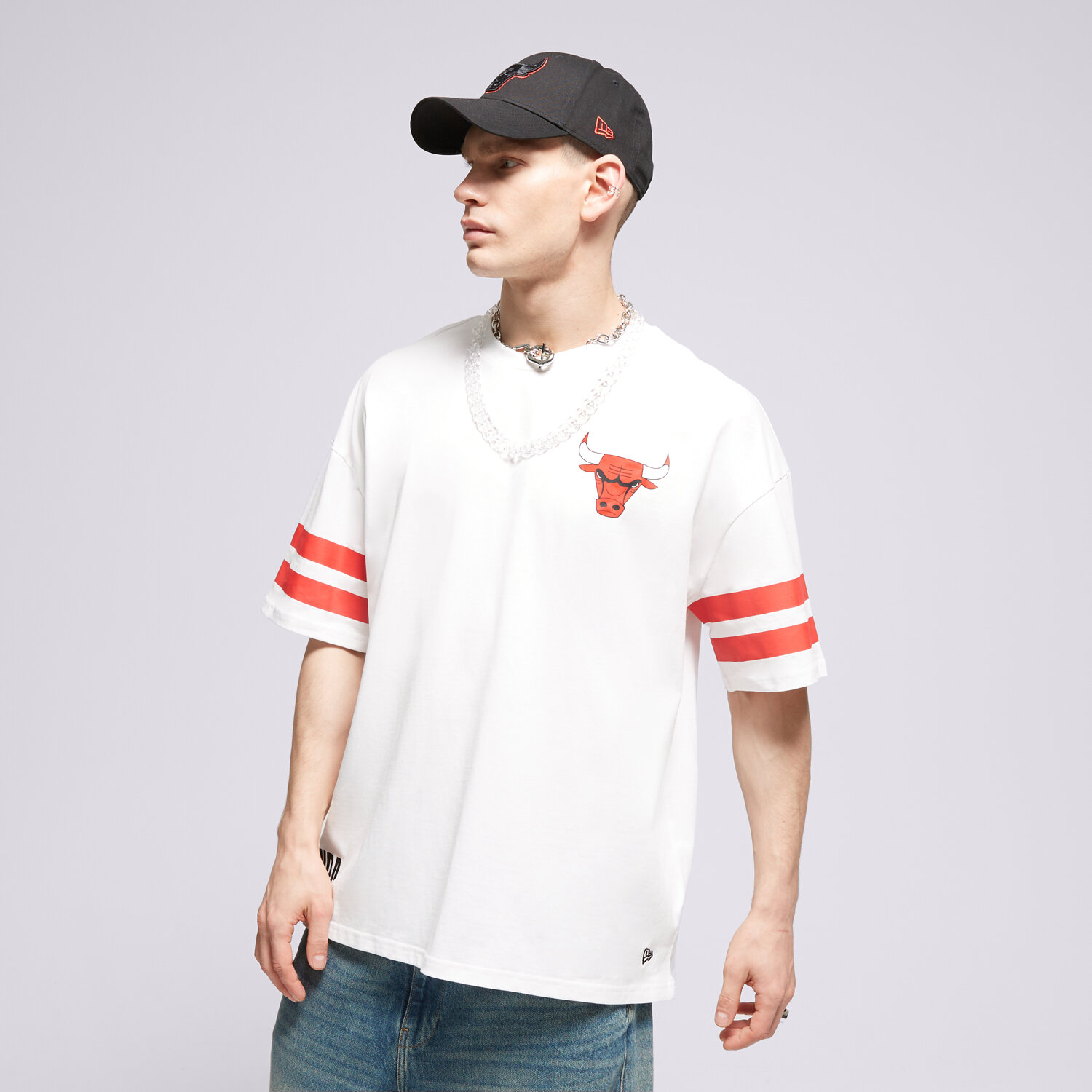 Koszulka, t-shirt sportowy męski NEW ERA T-SHIRT NBA ARCH GRPHC OS BULLS CHICAGO BULLS 60435444 BIAŁY