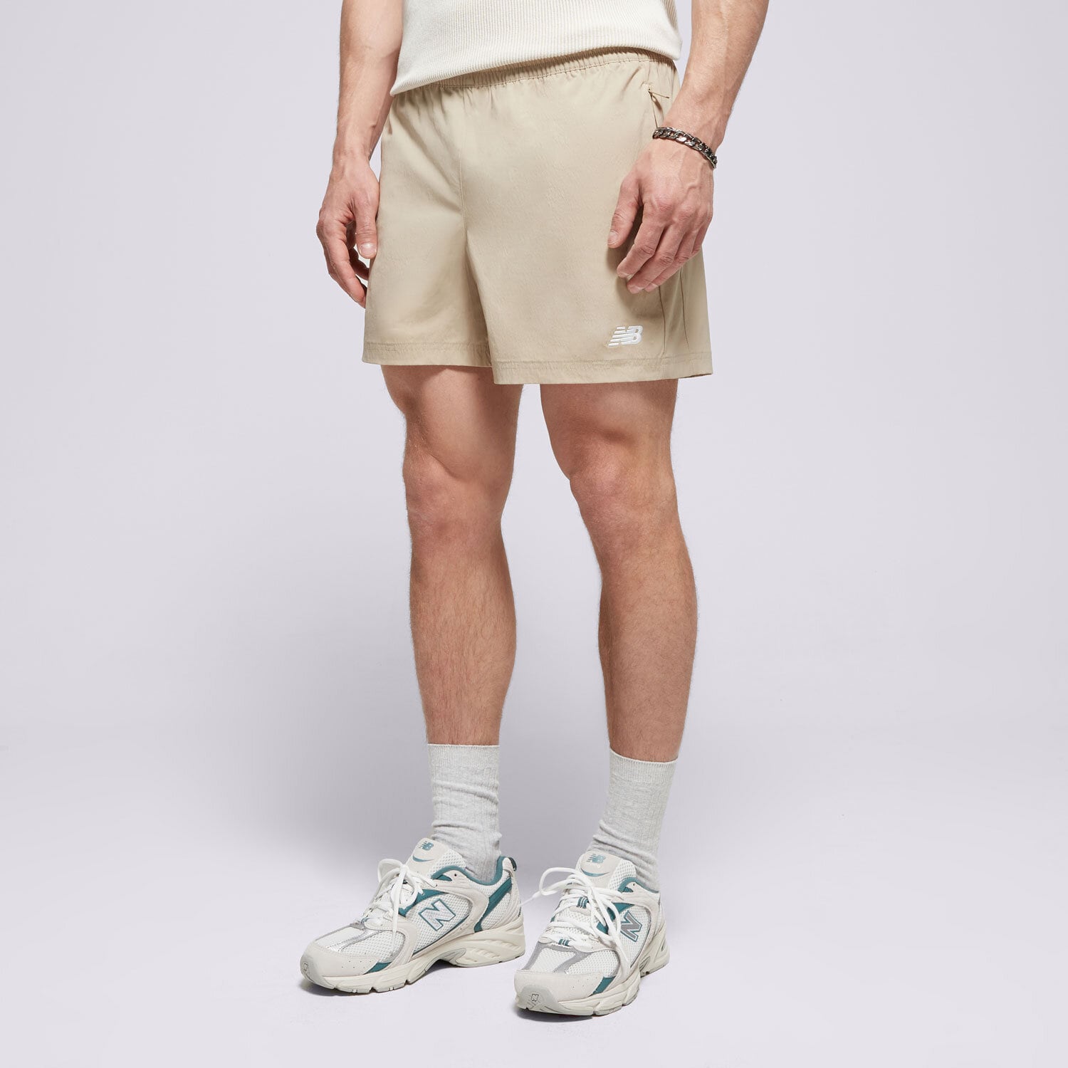 Krótkie spodenki, szorty męskie NEW BALANCE SZORTY ATHLETICS STRETCH WOVEN SHORT MS41517SOT BEŻOWY