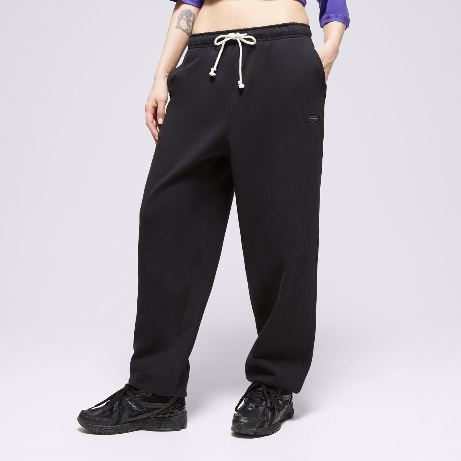 Spodnie sportowe damskie NEW BALANCE SPODNIE ATHLETICS FRENCH TERRY JOGGER WP41513BK CZARNY