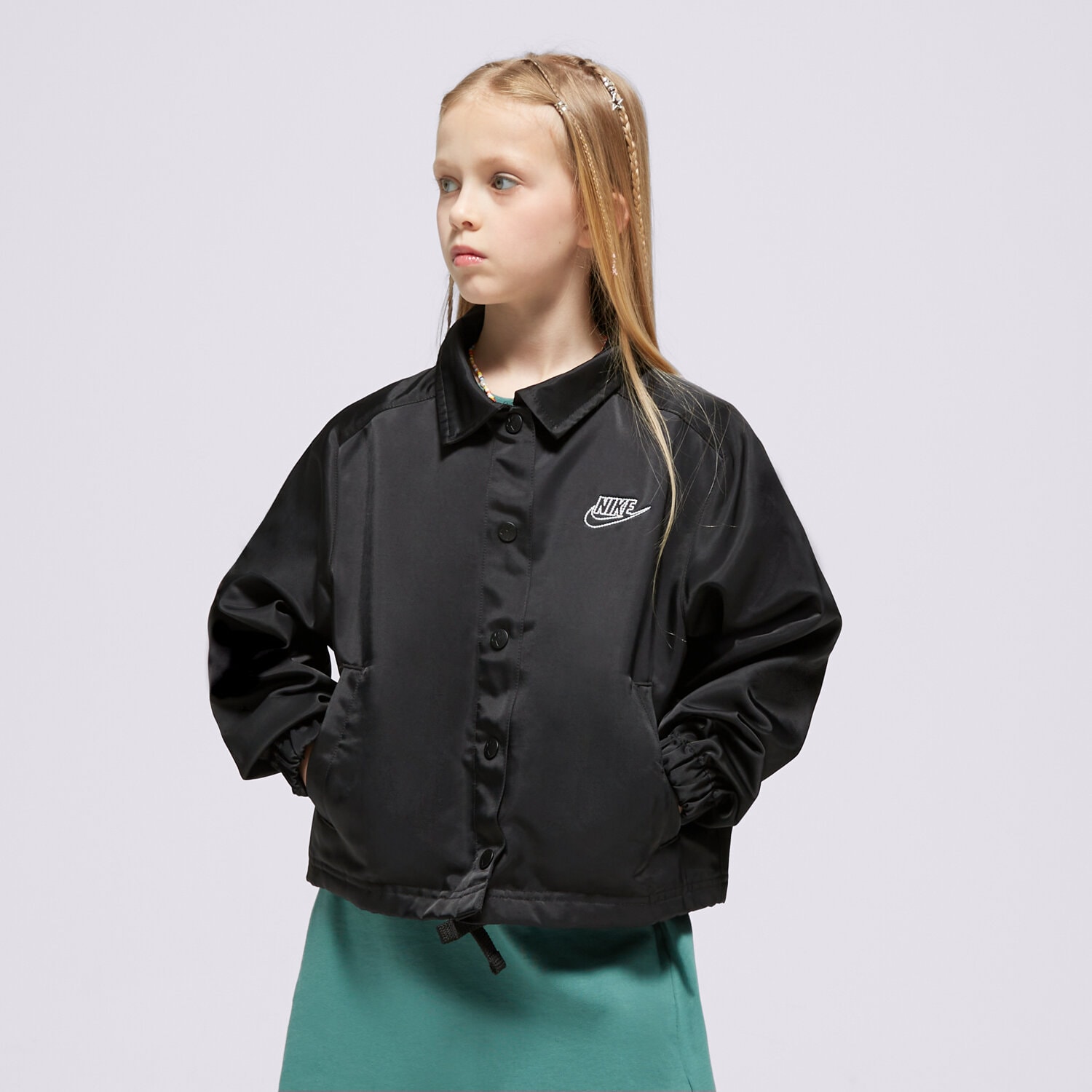 Dziecięca kurtka przejściowa (wiosenna/jesienna) NIKE KURTKA G NSW JKT NVLTY CAPSULE GIRL FN8637-010 CZARNY
