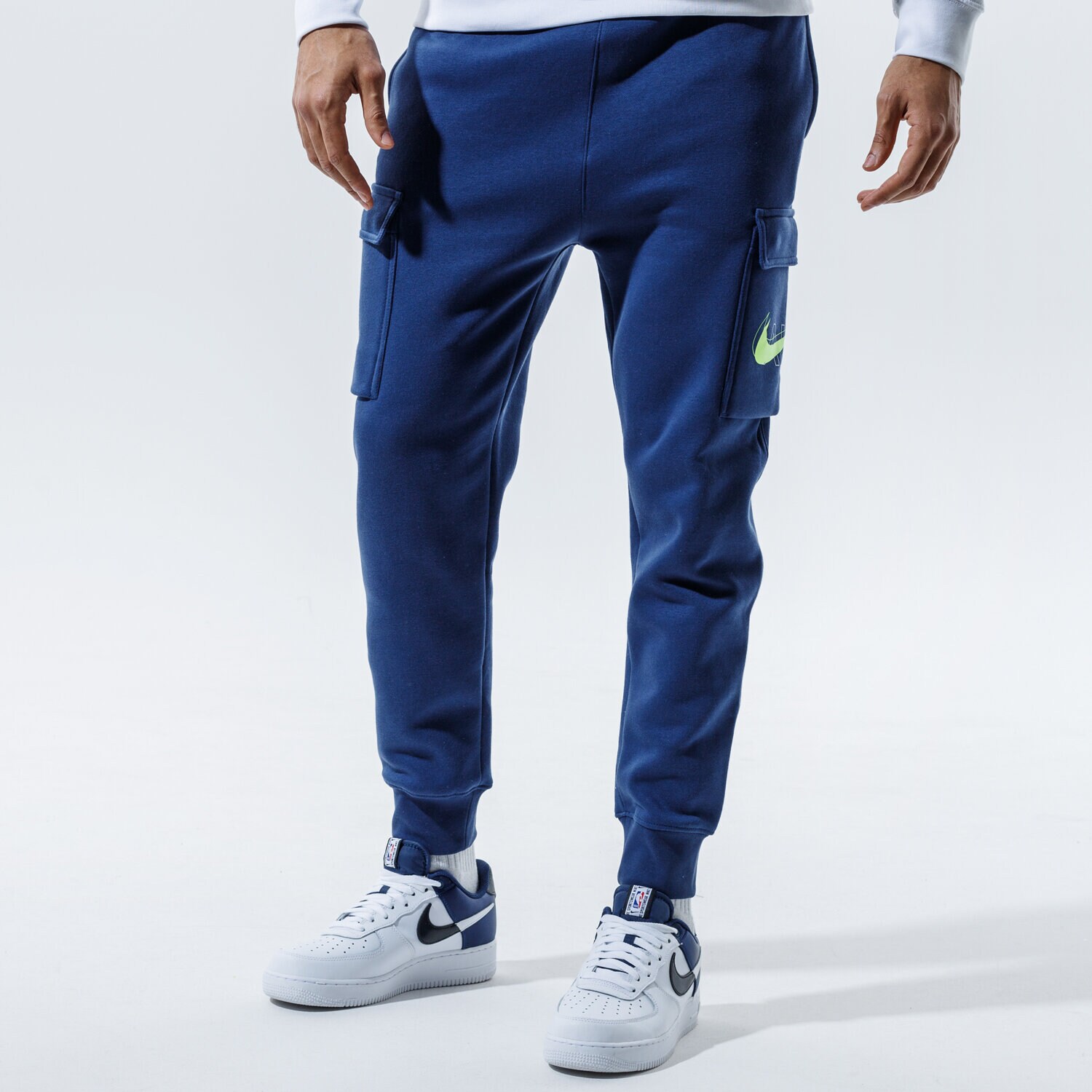 Spodnie sportowe męskie NIKE SPODNIE M NSW PANT CARGO AIR PRNT PACK DD9696-410 GRANATOWY