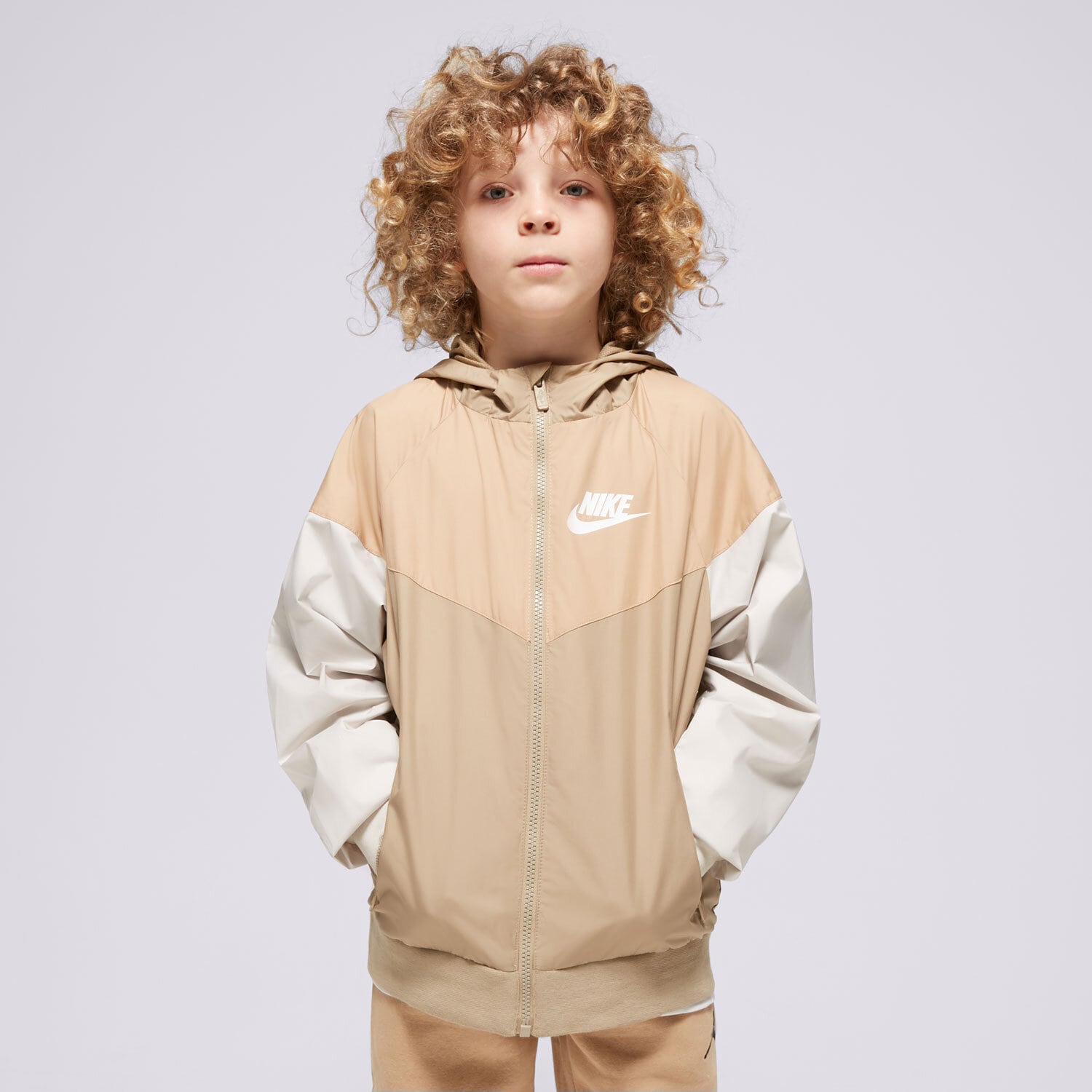 Dziecięca kurtka przejściowa (wiosenna/jesienna) NIKE KURTKA SPORTSWEAR WINDRUNNER BOY 850443-248 BEŻOWY