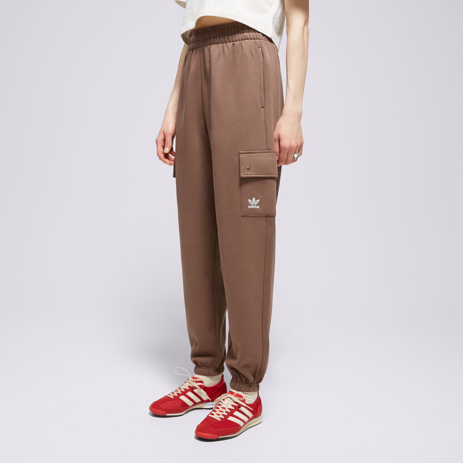 Spodnie sportowe damskie ADIDAS SPODNIE CARGO JOGGER IR5909 BRĄZOWY