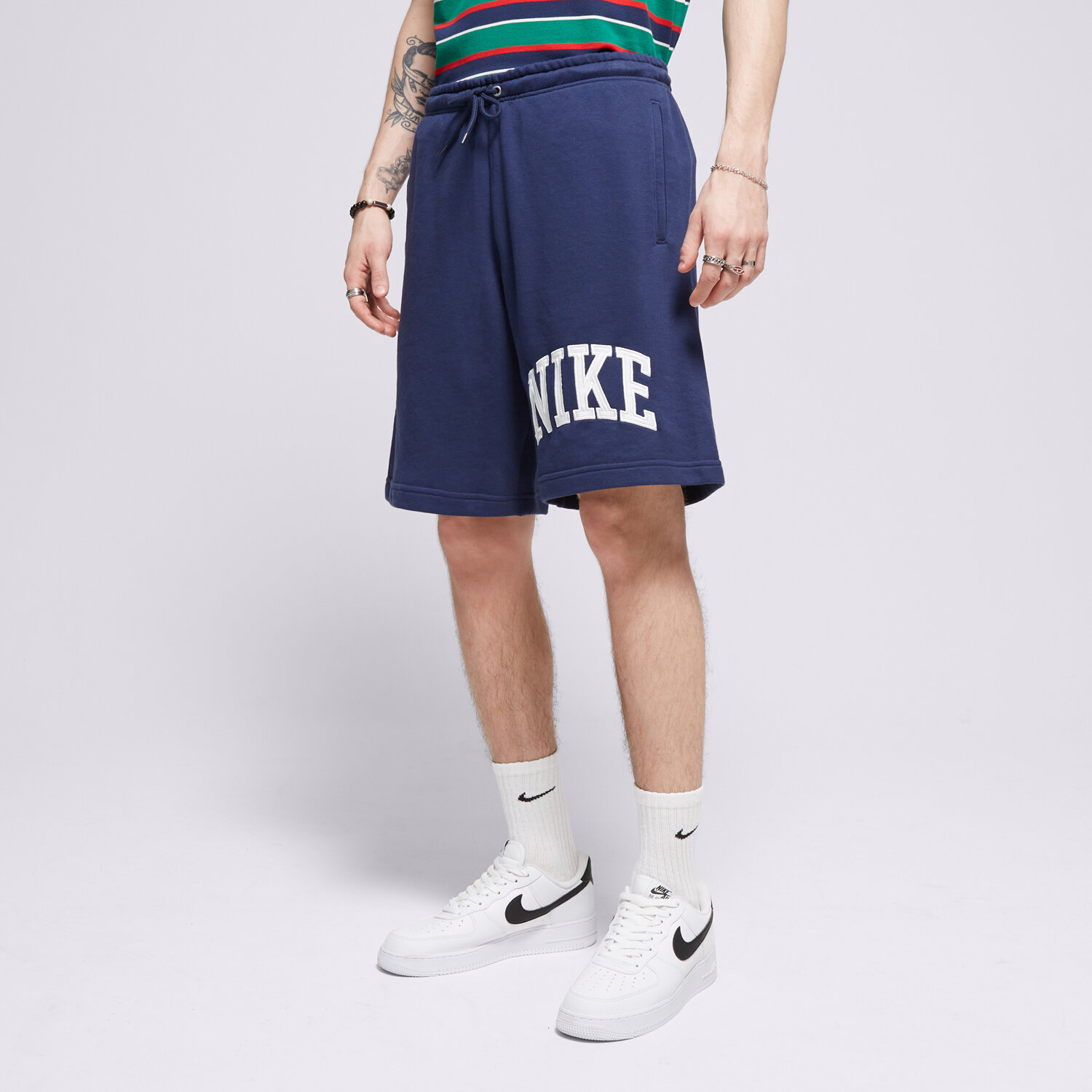 Krótkie spodenki, szorty męskie NIKE SZORTY M NK CLUB FT SHORT APLQ ARCH FQ4092-410 GRANATOWY