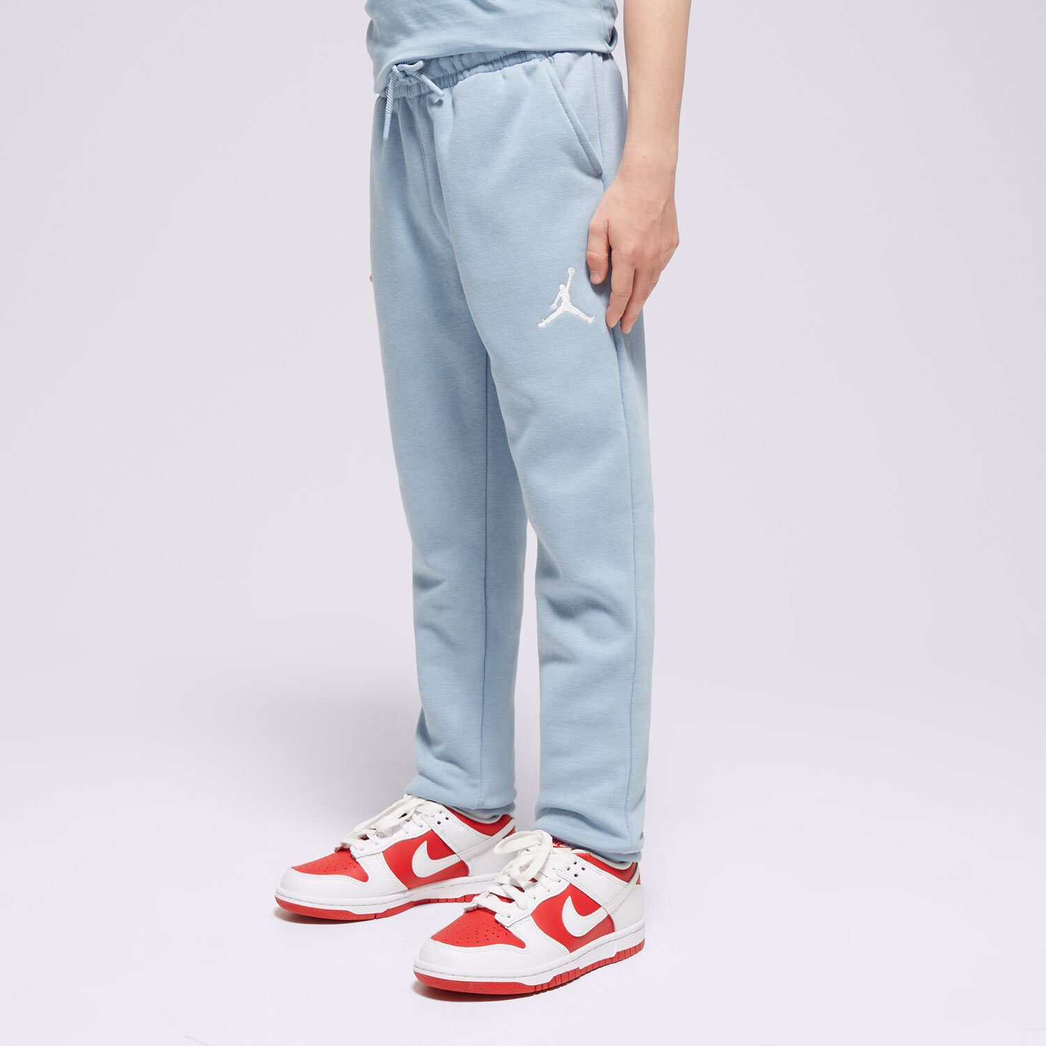 Sportowe spodnie dziecięce JORDAN SPODNIE MJ ESSENTIALS PANT B 95C549-B18 NIEBIESKI