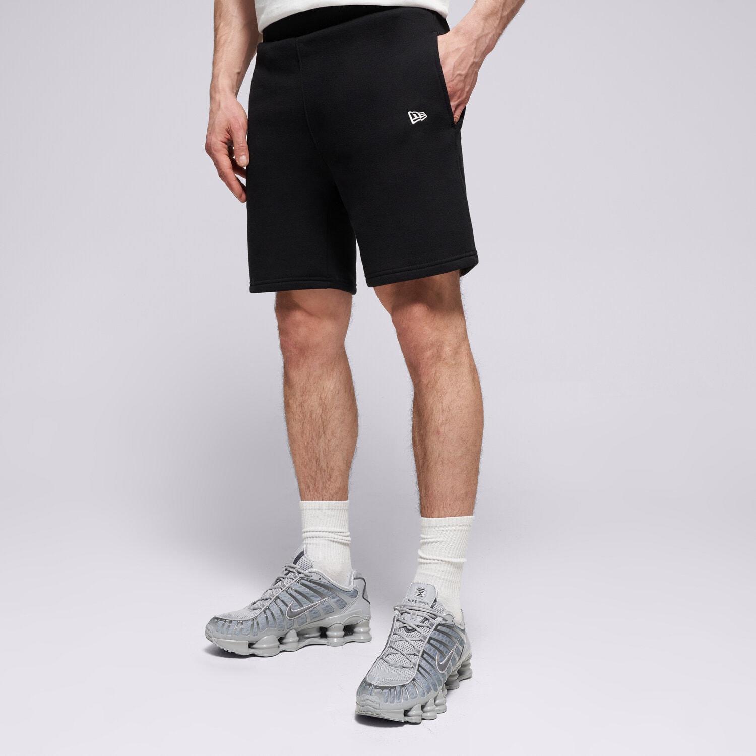 Krótkie spodenki, szorty męskie NEW ERA SZORTY NE ESSENTIALS BLK NONE 60416739 CZARNY