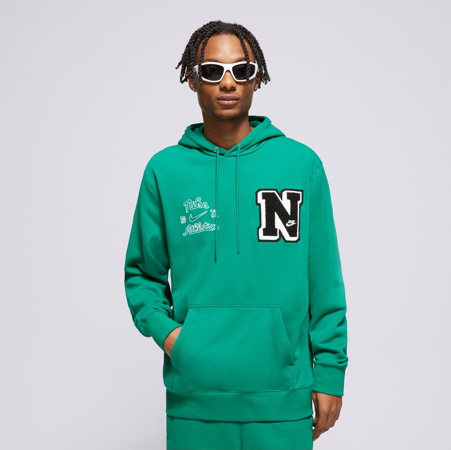 Bluza męska NIKE BLUZA Z KAPTUREM M NK CLUB FT PO HDY VRSTY FN3100-365 ZIELONY