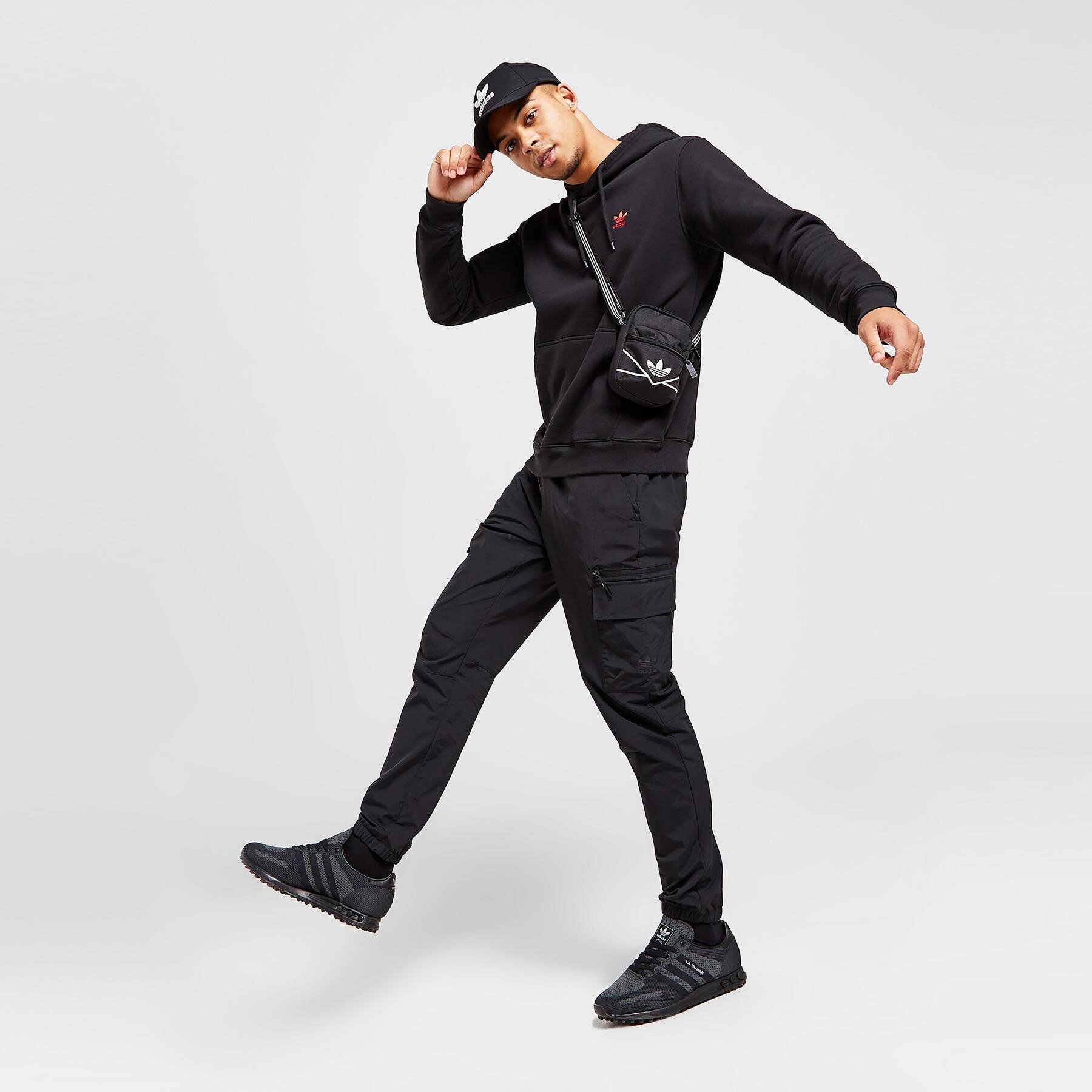 Spodnie sportowe męskie ADIDAS SPODNIE CM WOVEN PANT GRAPHIC IS6113 CZARNY