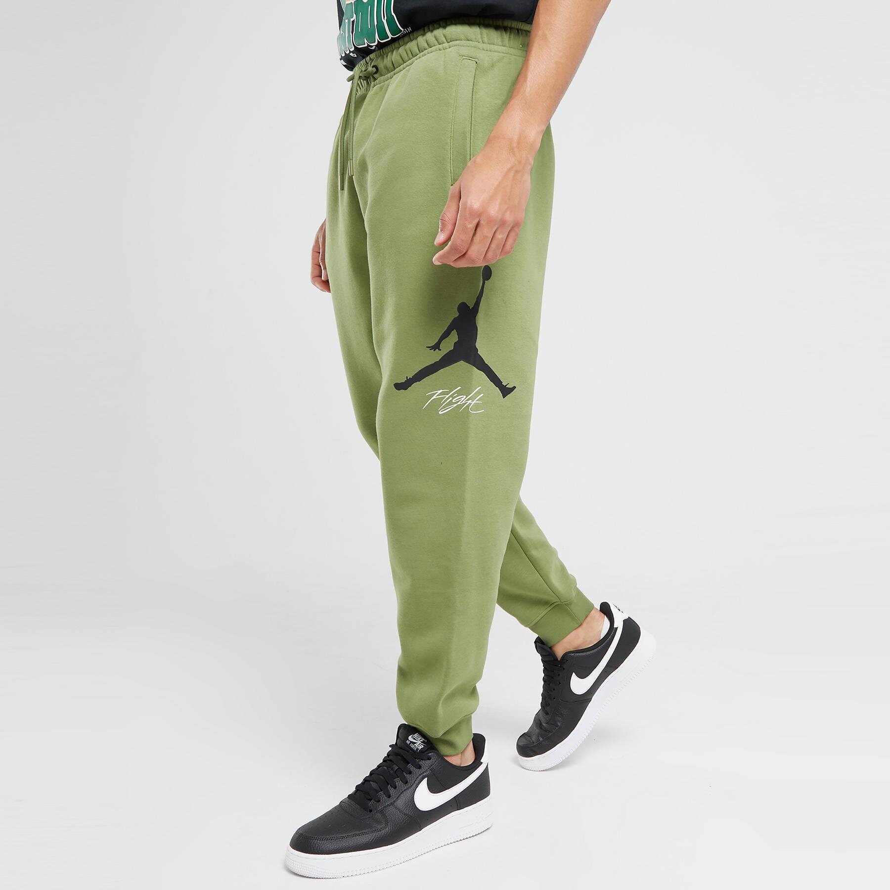 Spodnie sportowe męskie JORDAN SPODNIE M J ESS FLC HBR GFX FLC PANT FD7345-340 ZIELONY