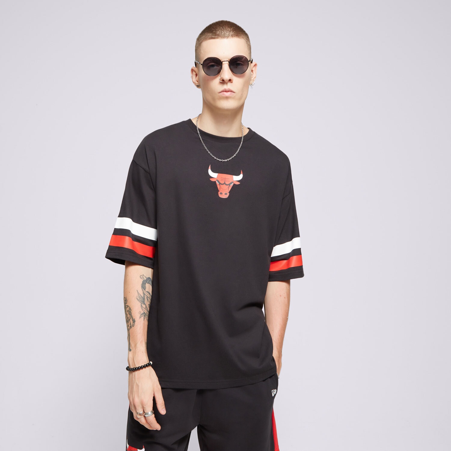 Koszulka, t-shirt sportowy męski NEW ERA T-SHIRT NBA ARCH GRPHC BP OS BULLS CHICAGO BULLS 60502589 CZARNY