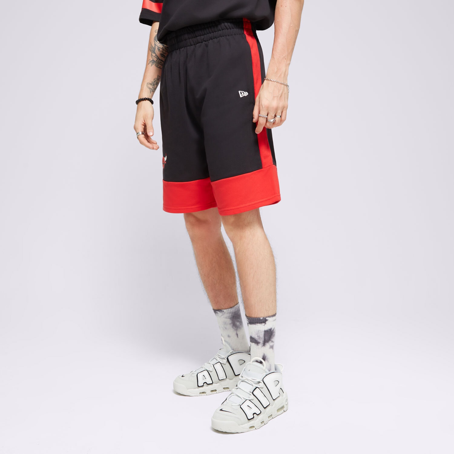 Krótkie spodenki, szorty męskie NEW ERA SZORTY NBA COLOUR BLOCK SHORT BULLS CHICAGO BULLS 60416373 CZARNY
