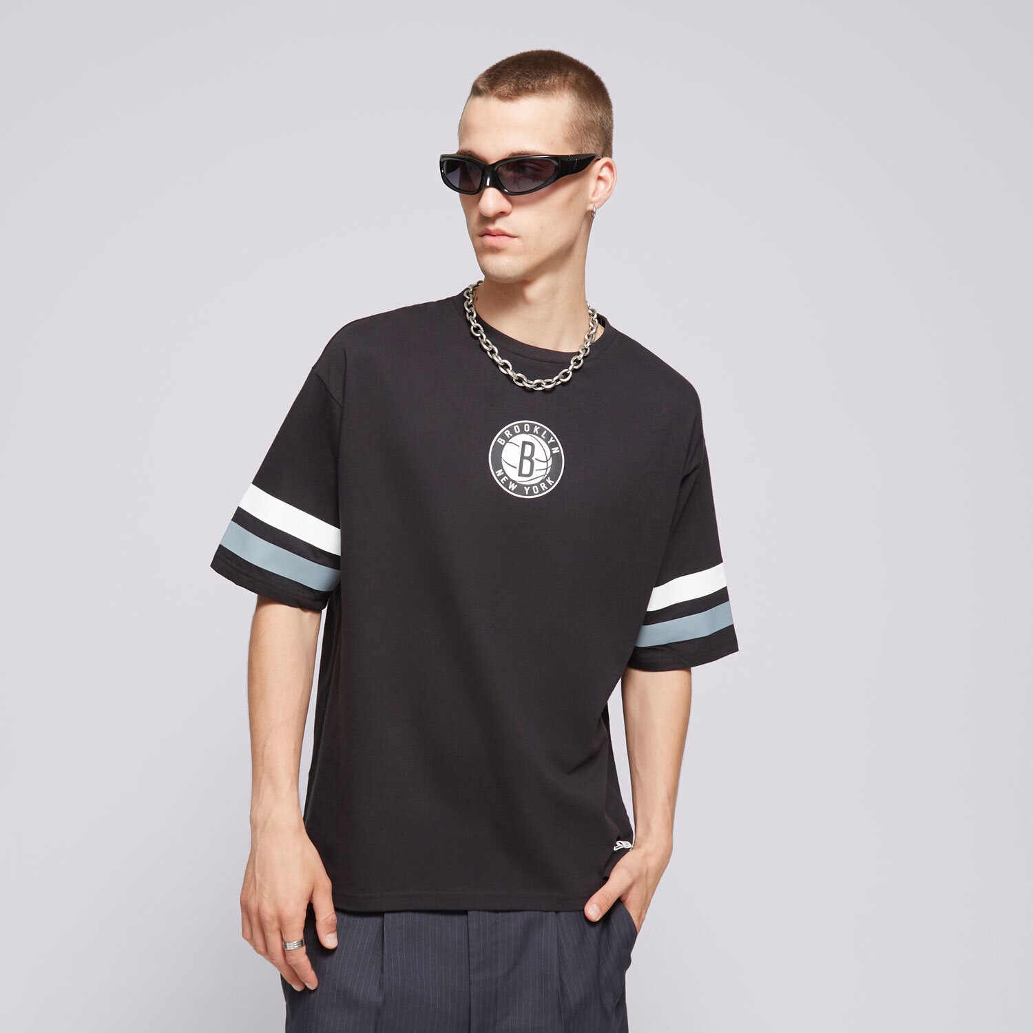 Koszulka, t-shirt sportowy męski NEW ERA T-SHIRT NBA ARCH GRPHC BP OS NETS BROOKLYN NETS 60502579 CZARNY