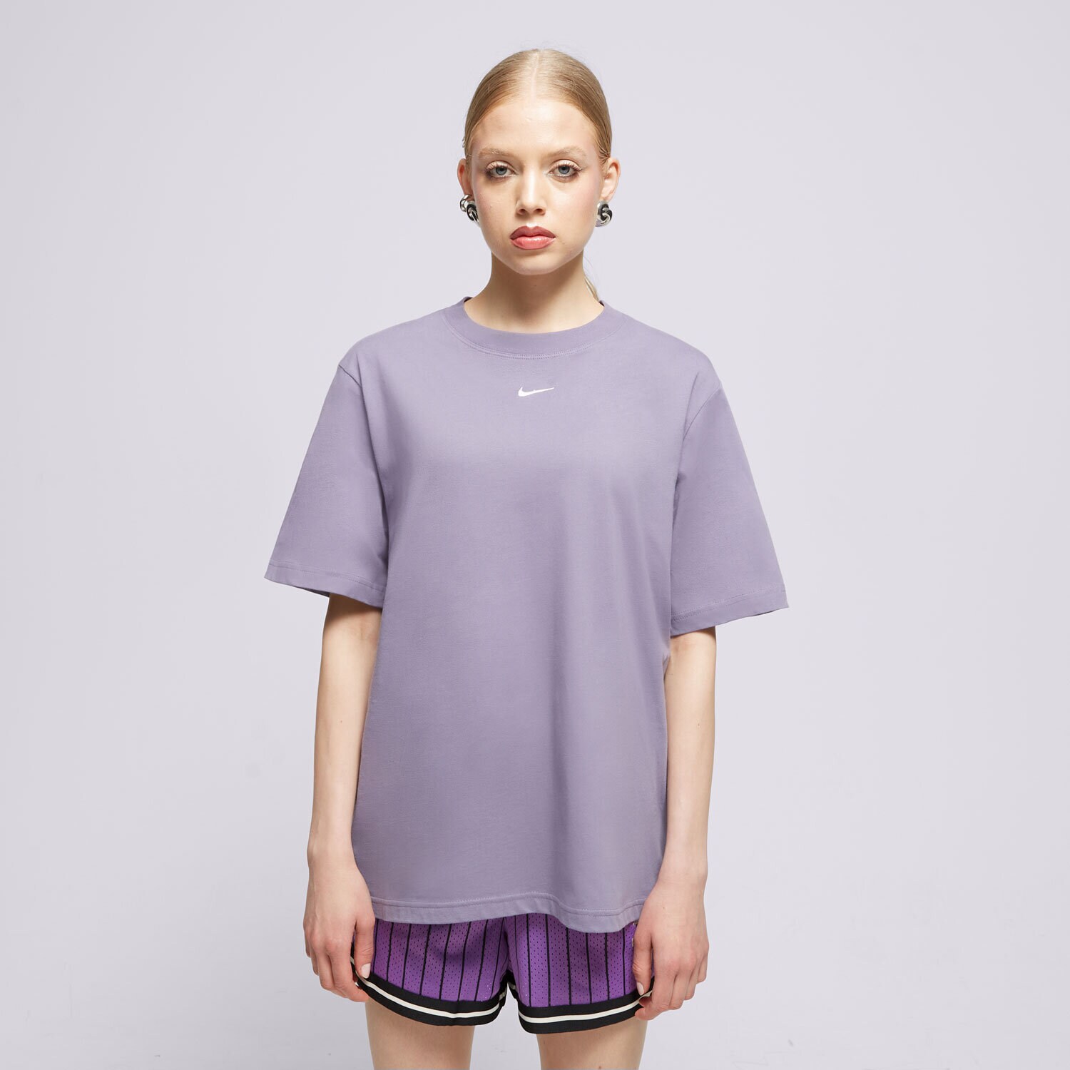 Koszulka, t-shirt damski NIKE T-SHIRT W NSW TEE ESSNTL LBR FD4149-509 FIOLETOWY