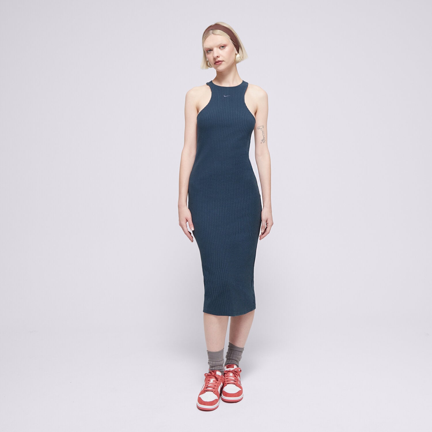 Modna sukienka sportowa NIKE SUKIENKA W NSW NK CHLL KNT RIB MIDI DRS FN3679-478 GRANATOWY