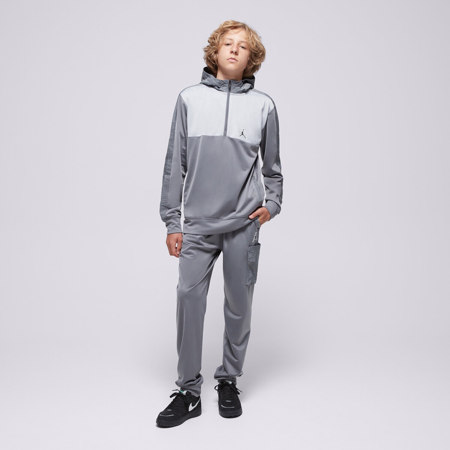 Sportowe spodnie dziecięce JORDAN KOMPLET WVN PNL CRGO OH SUIT GRY/BLK B 95D036-M19 SZARY