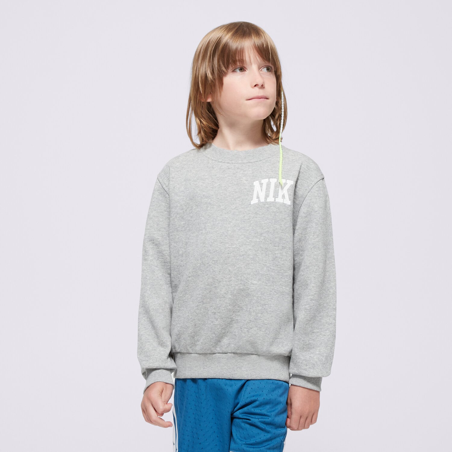 Sportowa bluza dziecięca NIKE BLUZA K NSW CLUB FT CREW LBR MC BOY HJ3144-063 SREBRNY