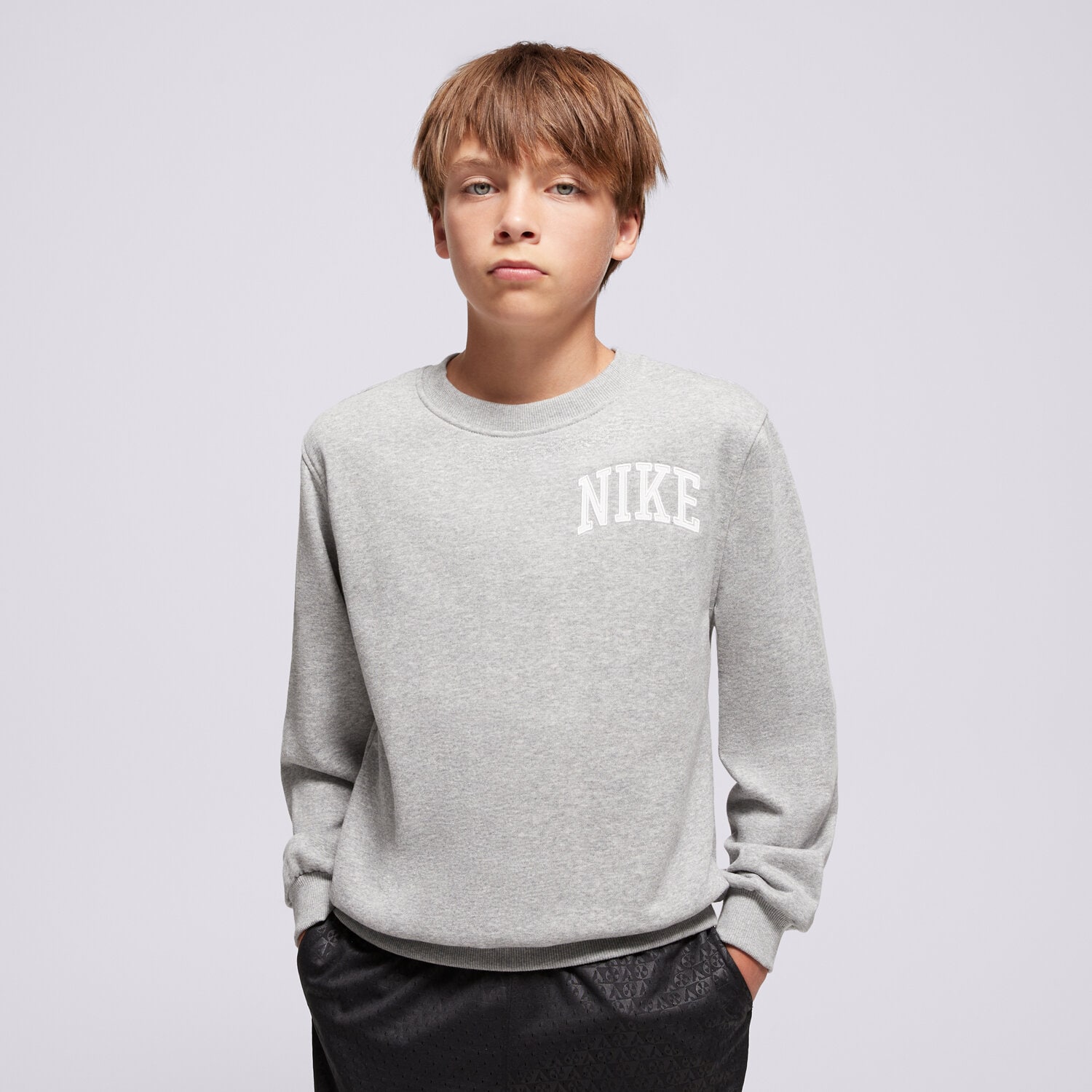 Sportowa bluza dziecięca NIKE BLUZA K NSW CLUB FT CREW LBR MC BOY HJ3144-063 SREBRNY