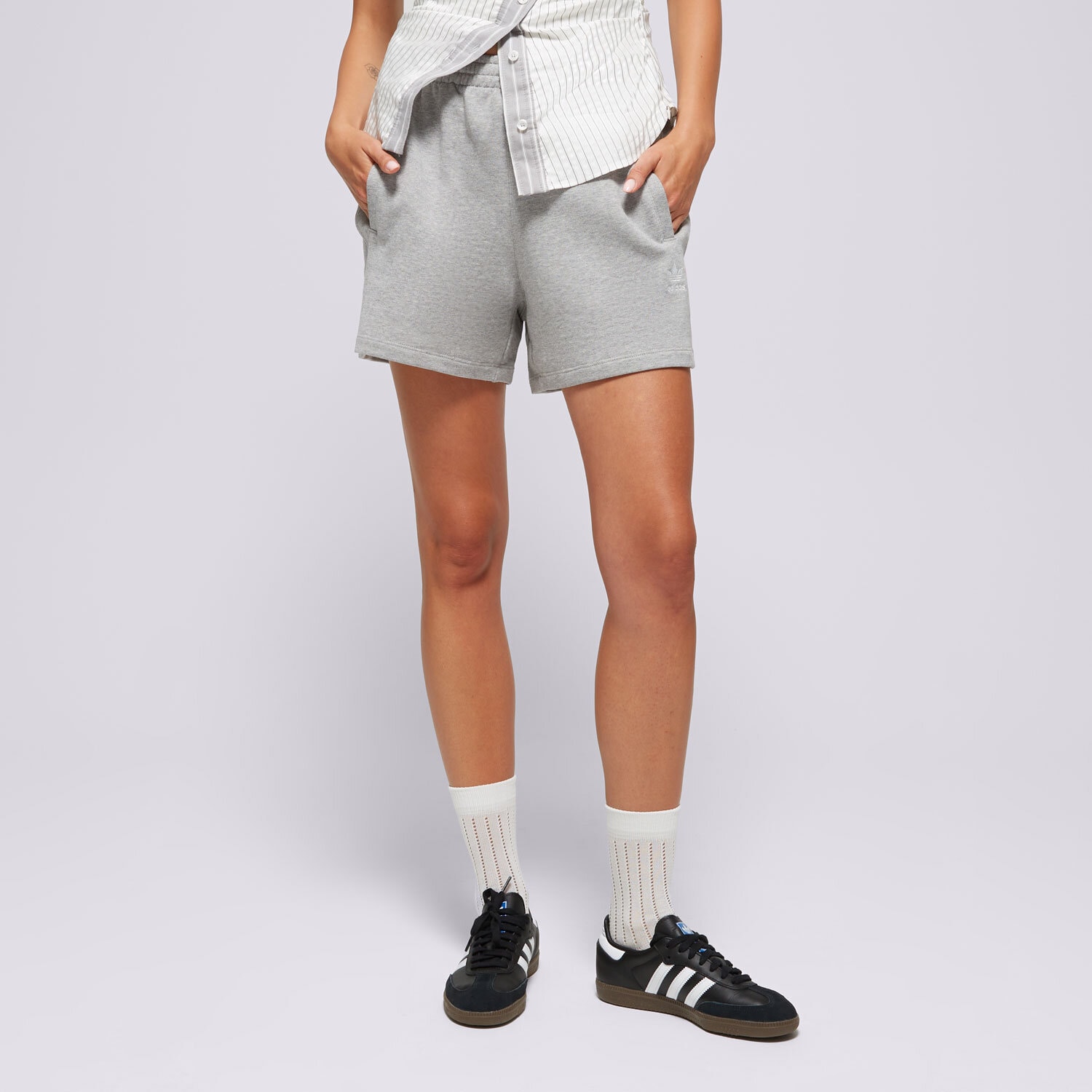 Krótkie spodenki, szorty damskie ADIDAS SZORTY ESS SHORTS IY7341 SZARY