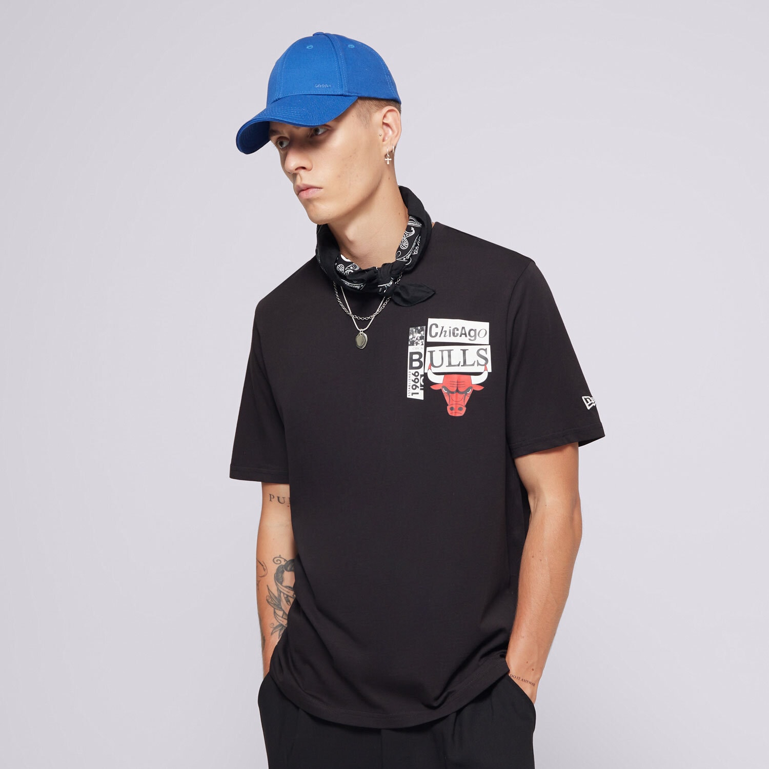 Koszulka, t-shirt sportowy męski NEW ERA T-SHIRT NEWSPAPER GRAPHIC BULLS CHICAGO BULLS BLKFDR 60564809 CZARNY