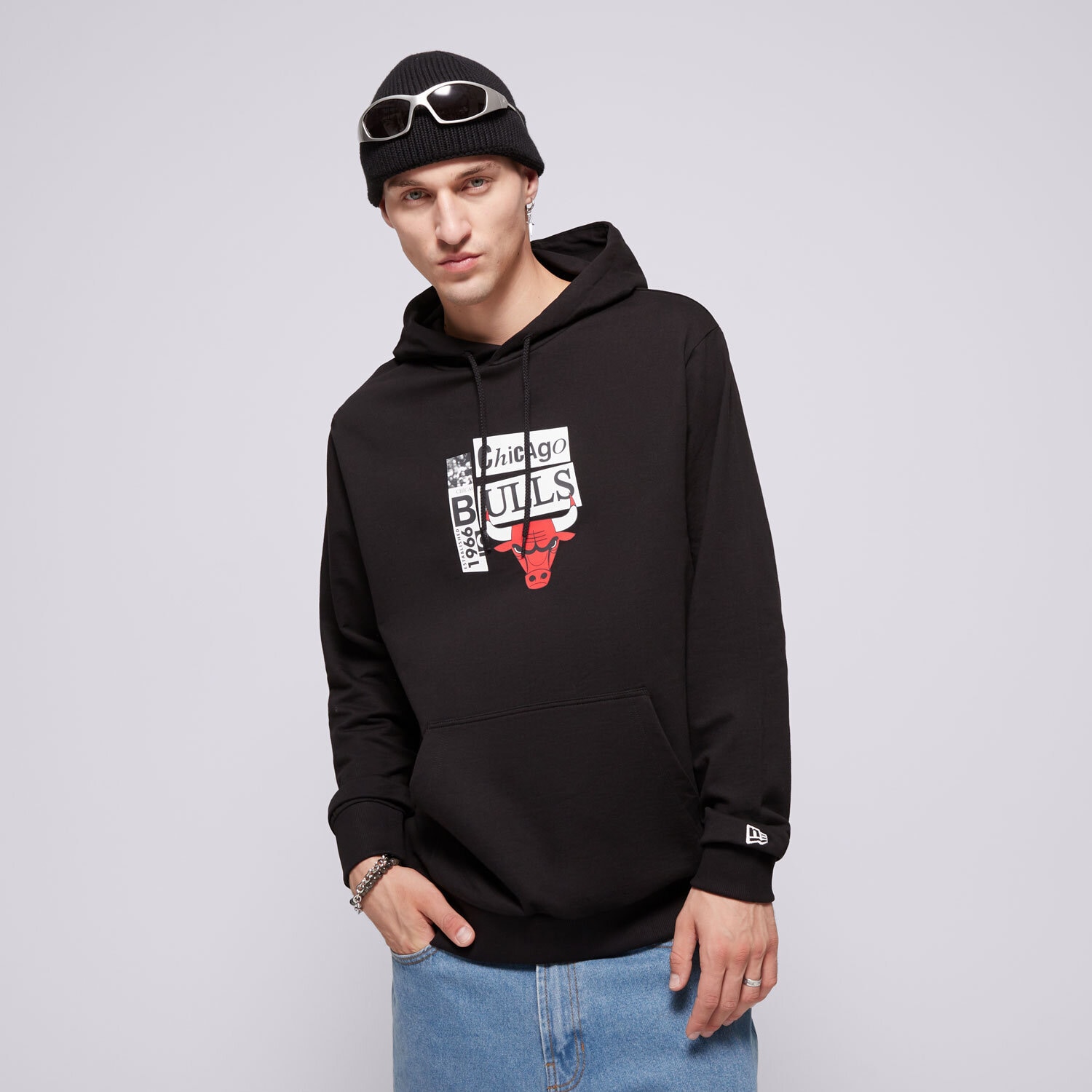 Bluza męska NEW ERA BLUZA Z KAPTUREM NEWSPAPER GRAPHIC BULLS CHICAGO BUL 60564814 CZARNY
