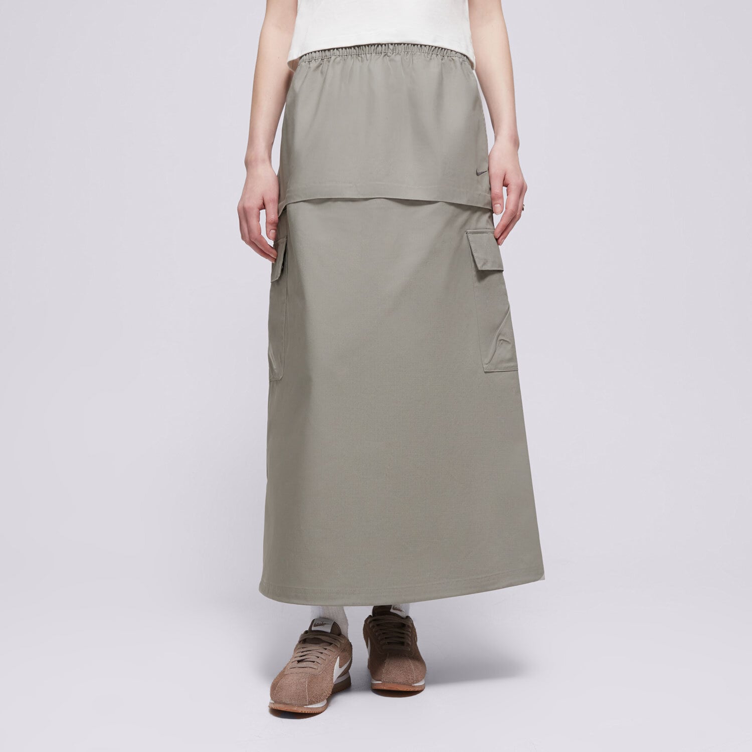 Modna sukienka sportowa NIKE SPÓDNICZKA W NSW ESSTL WVN MR CGO MDI SKT FV7503-320 KHAKI