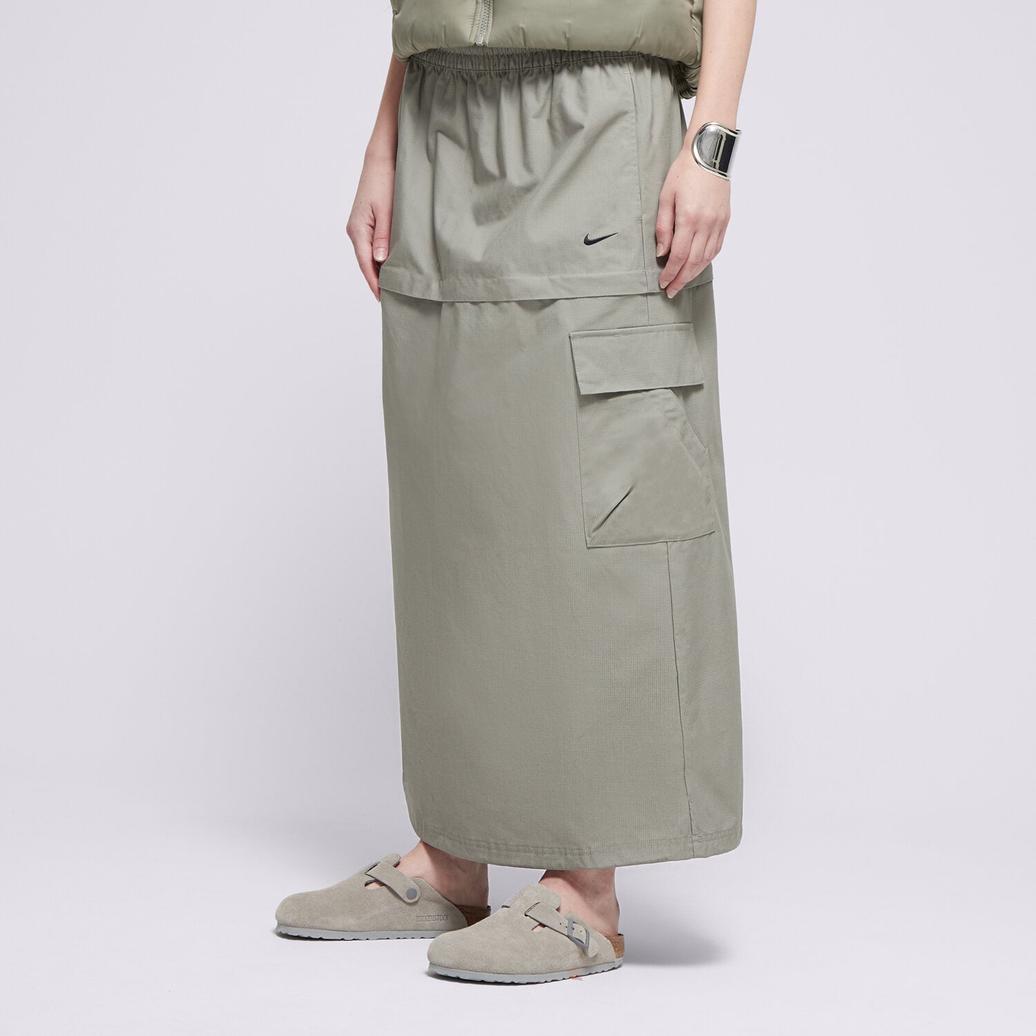 Modna sukienka sportowa NIKE SPÓDNICZKA W NSW ESSTL WVN MR CGO MDI SKT FV7503-320 KHAKI