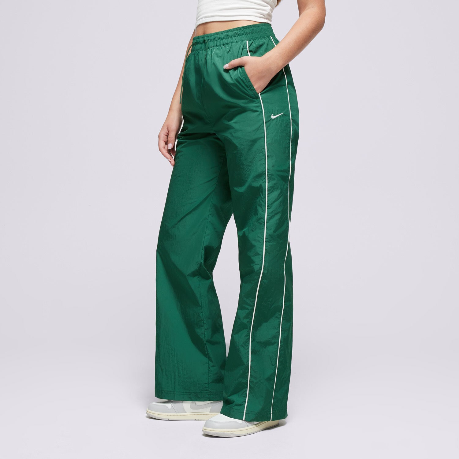 Spodnie sportowe damskie NIKE SPODNIE W NSW NK WR WVN HR OH PANT FV7655-300 ZIELONY