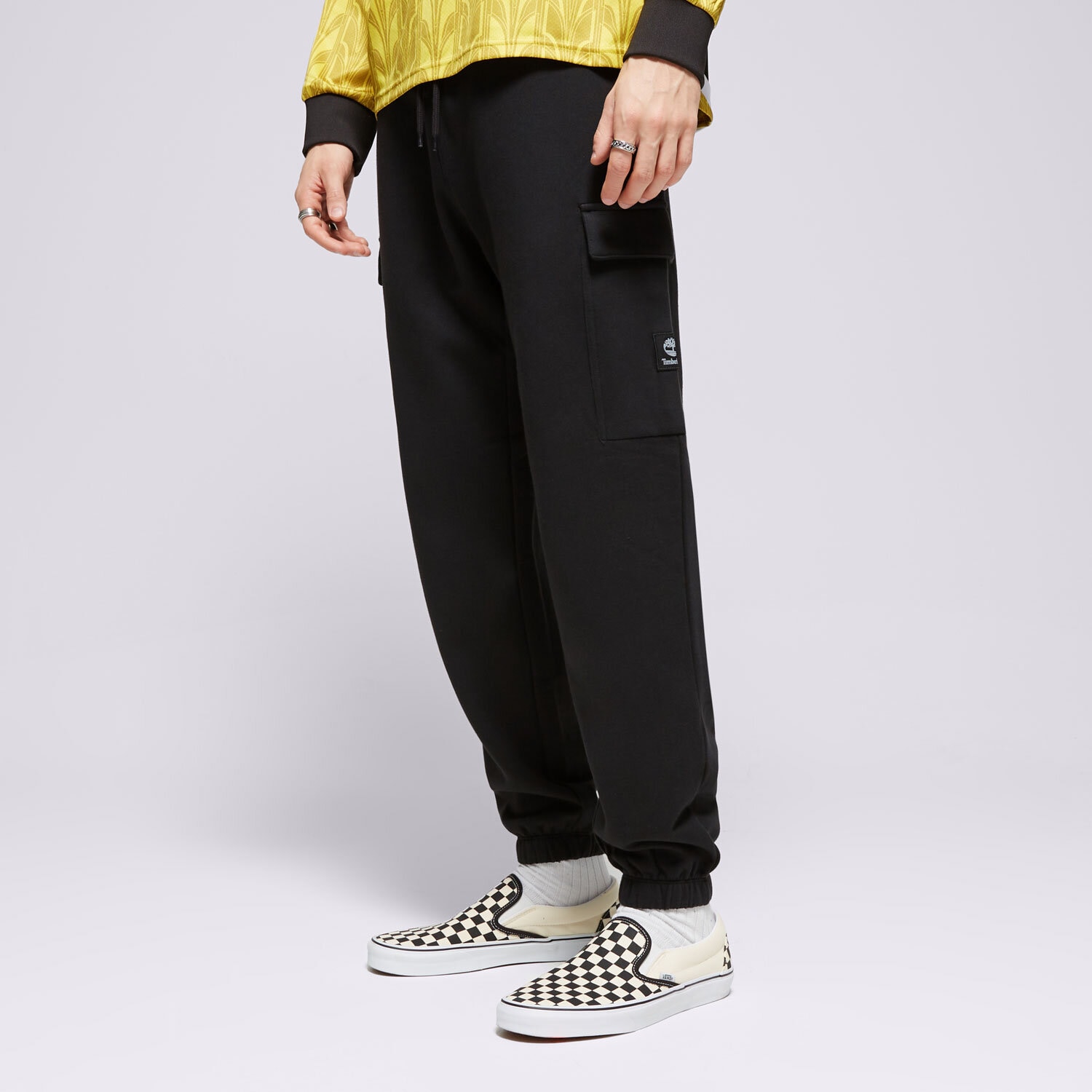 Spodnie sportowe męskie TIMBERLAND SPODNIE WOVEN BADGE CARGO SWEATPANT TB0A6WQJ0011 CZARNY