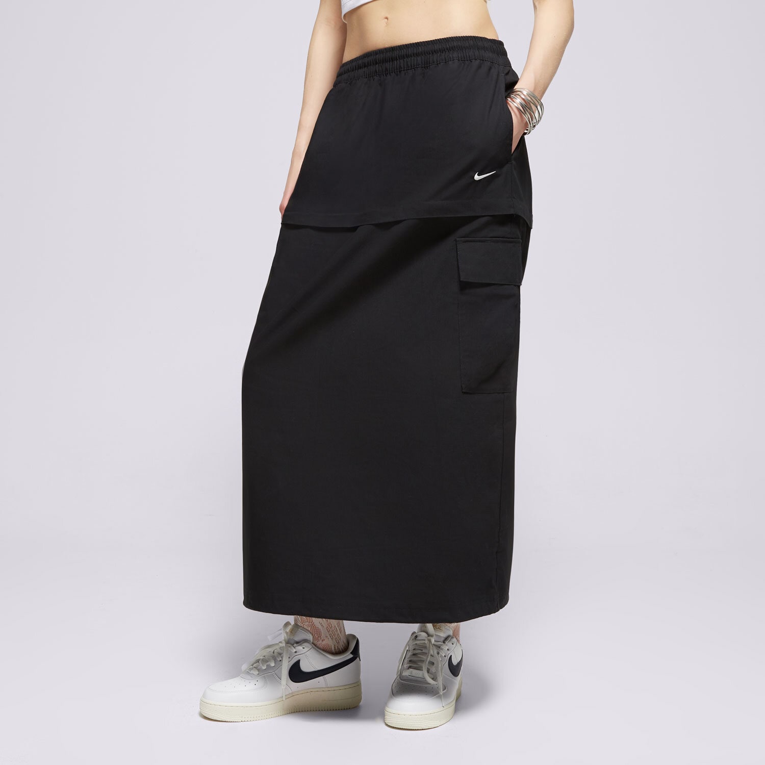 Modna sukienka sportowa NIKE SPÓDNICZKA W NSW ESSTL WVN MR CGO MDI SKT FV7503-010 CZARNY