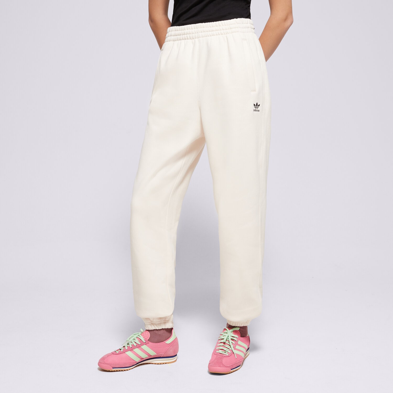 Spodnie sportowe damskie ADIDAS SPODNIE ESS JOGGERS IY9635 BIAŁY