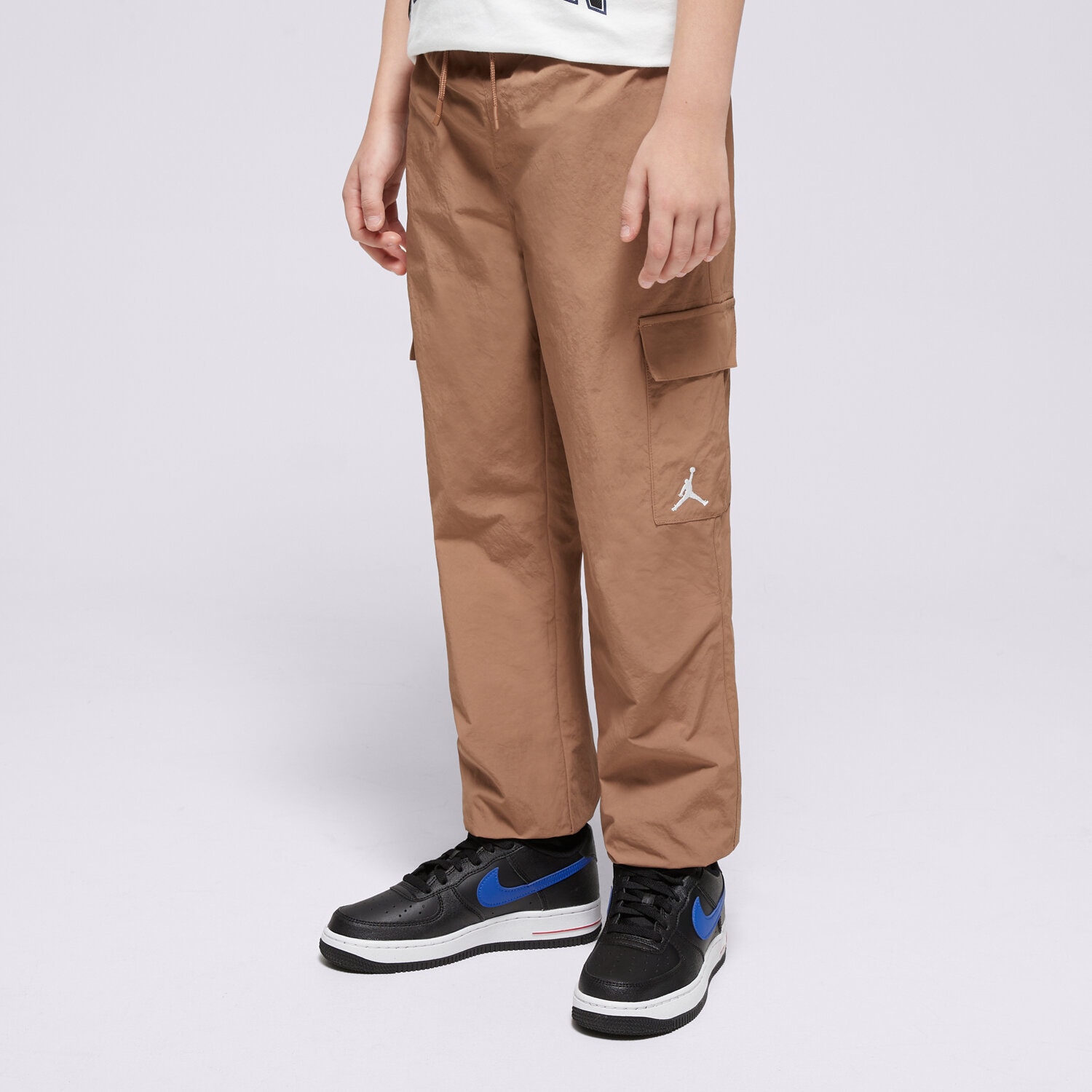 Sportowe spodnie dziecięce JORDAN SPODNIE JDB MJ DOUBLE CARGO PANT BOY 95D379-X1I BRĄZOWY