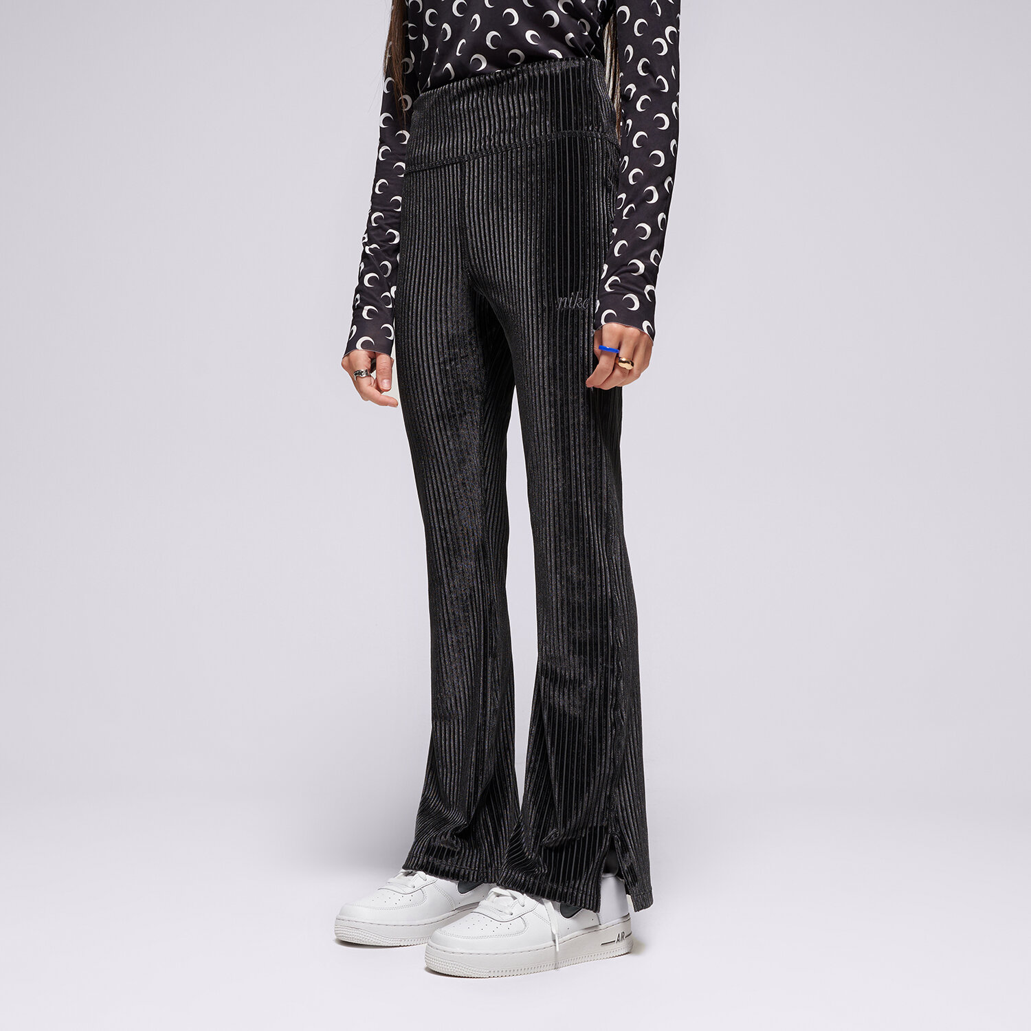 Sportowe spodnie dziecięce NIKE SPODNIE G NSW TGHT FLARE COZY RIB GIRL HF4387-010 CZARNY